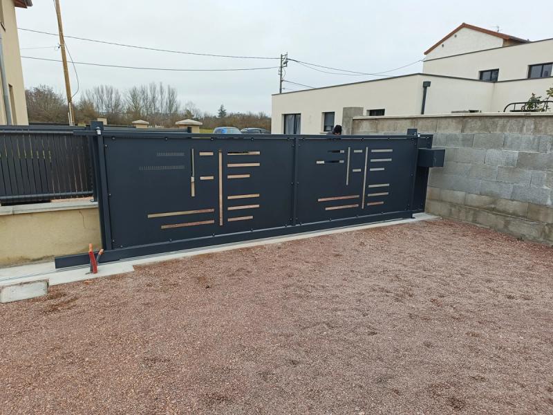 Portails anthracite sur-mesure réalisé par DeniSoudure à Roanne