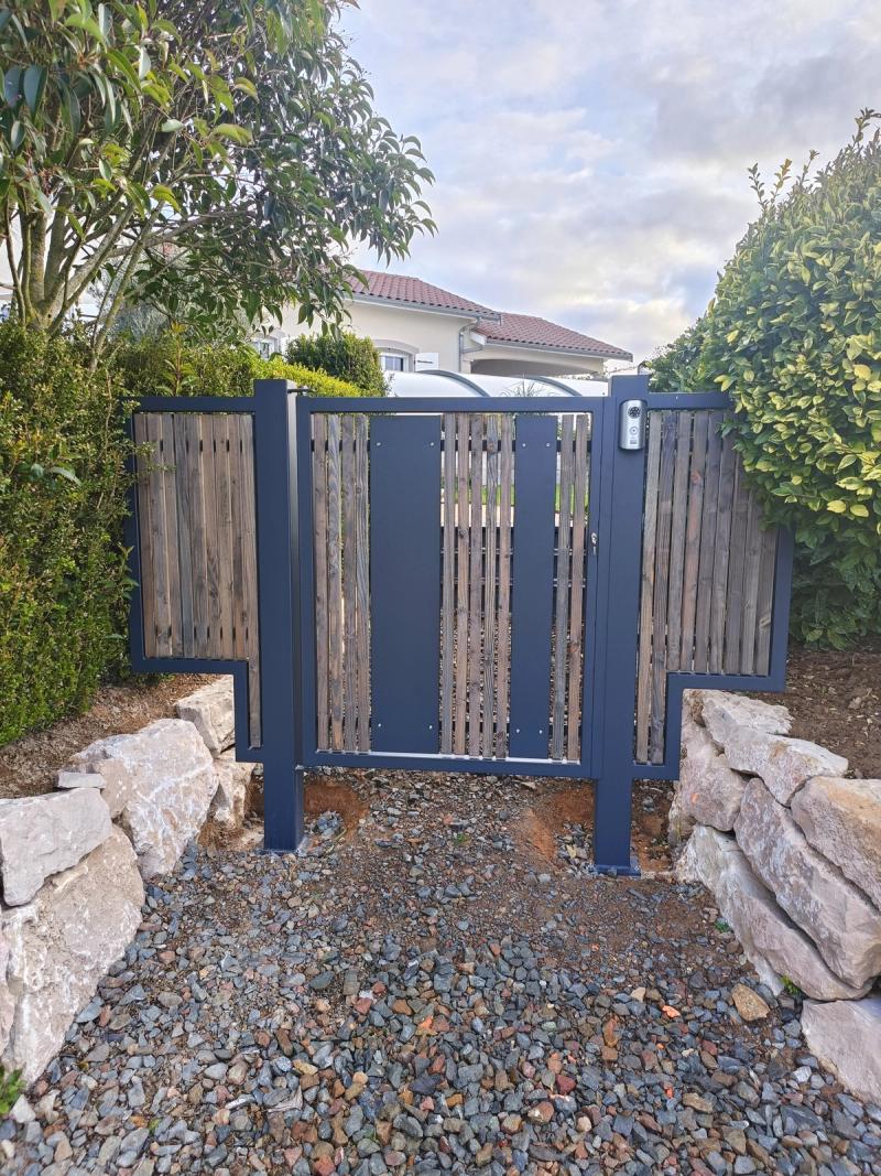 Portails anhtracite et bois sur-mesure réalisé par DeniSoudure à Roanne