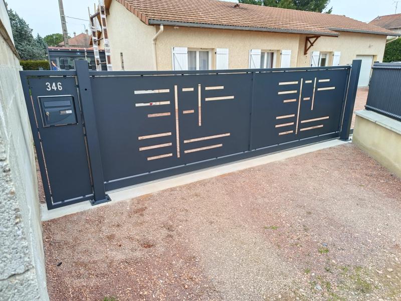 Portails anthracite sur-mesure réalisé par DeniSoudure à Roanne
