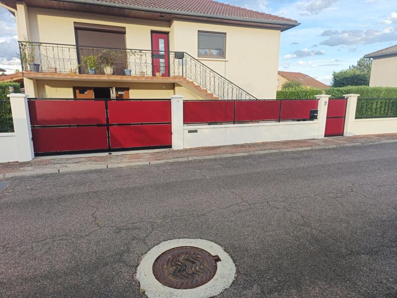 Portails rouge avec brise-vue sur-mesure réalisé par DeniSoudure à Roanne