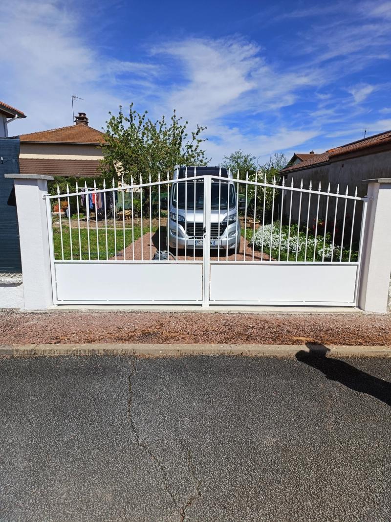 Portails blanc vu de devant sur-mesure réalisé par DeniSoudure à Roanne