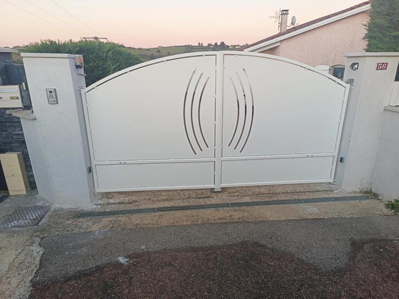 Portails blanc vu de devant sur-mesure réalisé par DeniSoudure à Roanne