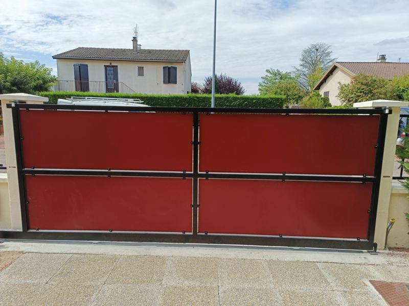 Portails rouge avec brise-vue sur-mesure réalisé par DeniSoudure à Roanne