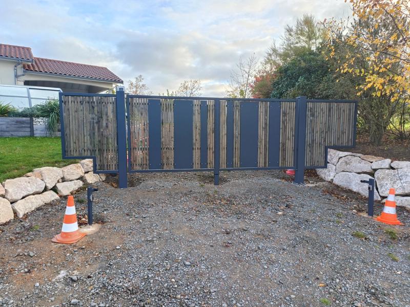 Portails anthracite et bois sur-mesure réalisé par DeniSoudure à Roanne