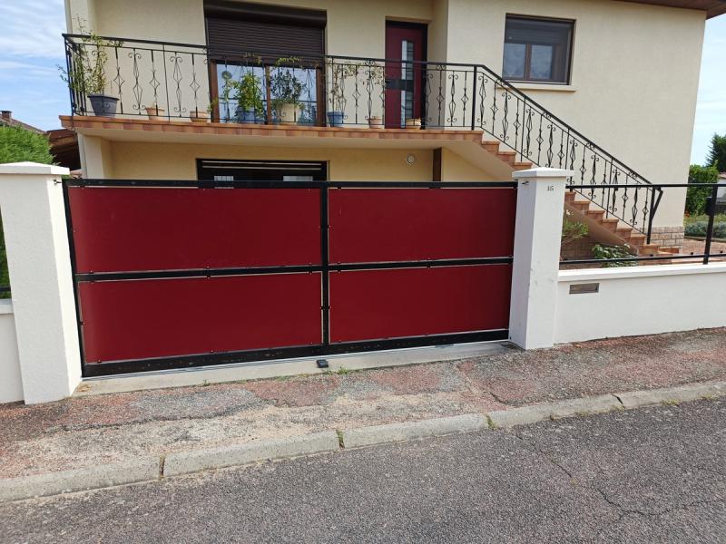 Portails rouge avec brise-vue sur-mesure réalisé par DeniSoudure à Roanne
