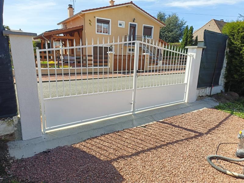 Portails blanc sur-mesure réalisé par DeniSoudure à Roanne