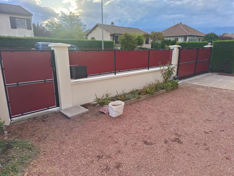 Portails rouge avec brise-vue sur-mesure réalisé par DeniSoudure à Roanne