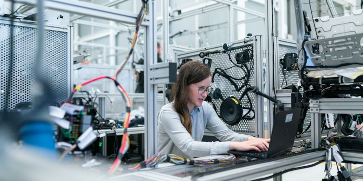 Automated manufacturing cell with robot arm