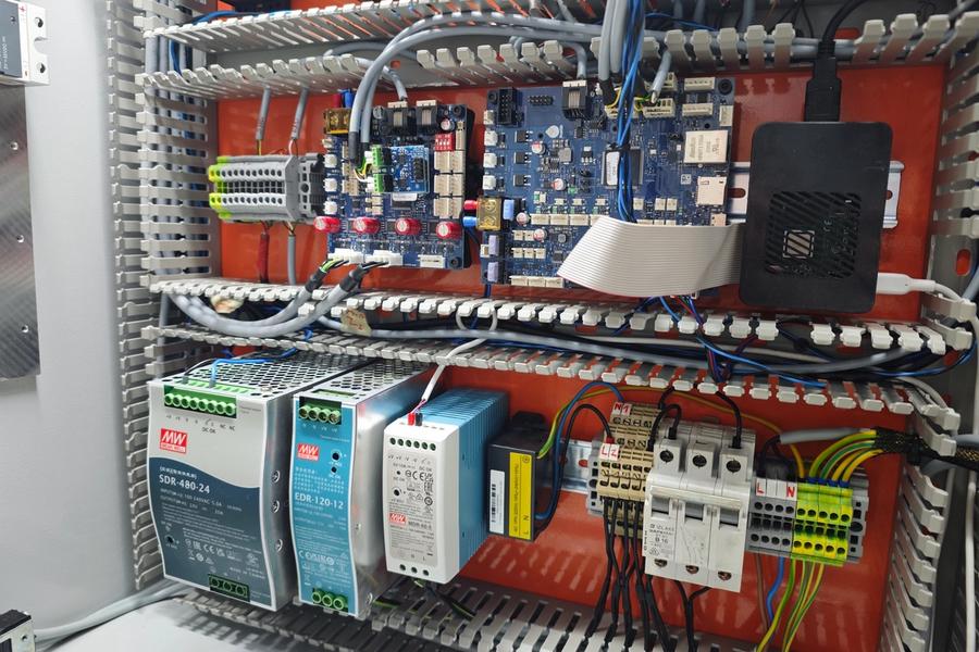Napredna elektronika in vsestranska povezljivost
