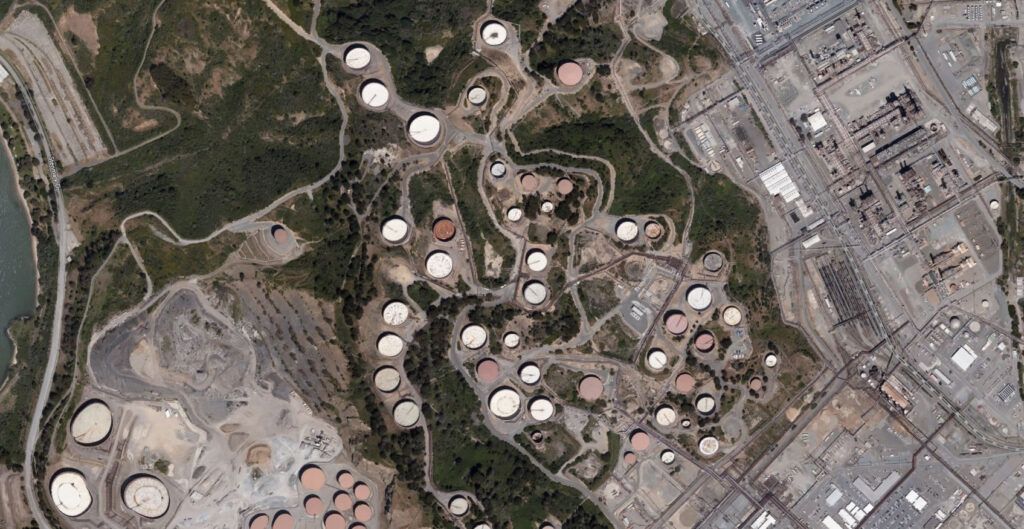 Фотография Chevron Richmond Refinery, сделанная со спутника. Взята из Microsoft Maps, права на снимок принадлежат Vexcel Imaging.