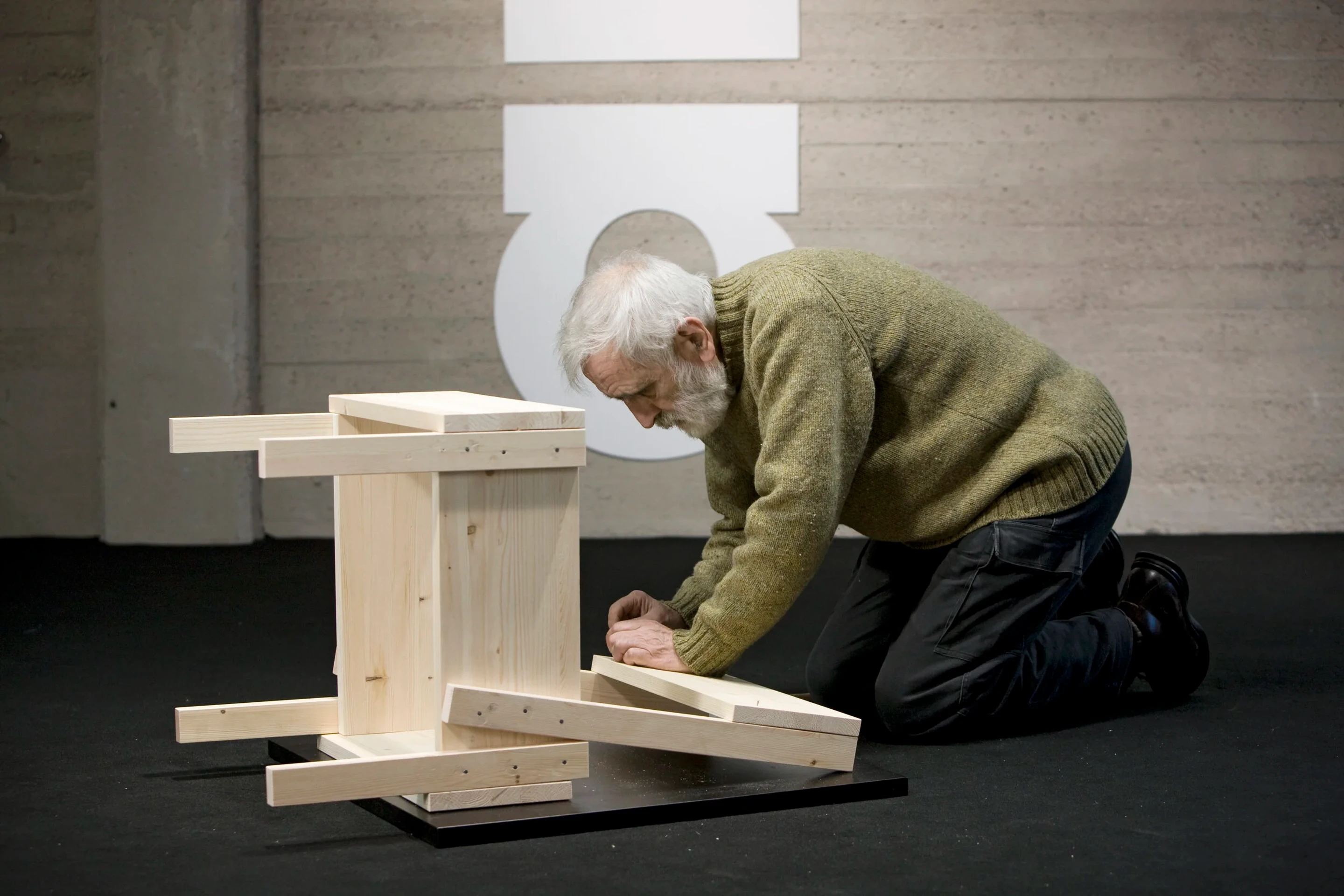 Enzo Mari assembling a Sedia 1 chair from his Autoprogettazione series, the reference behind Sedia_2