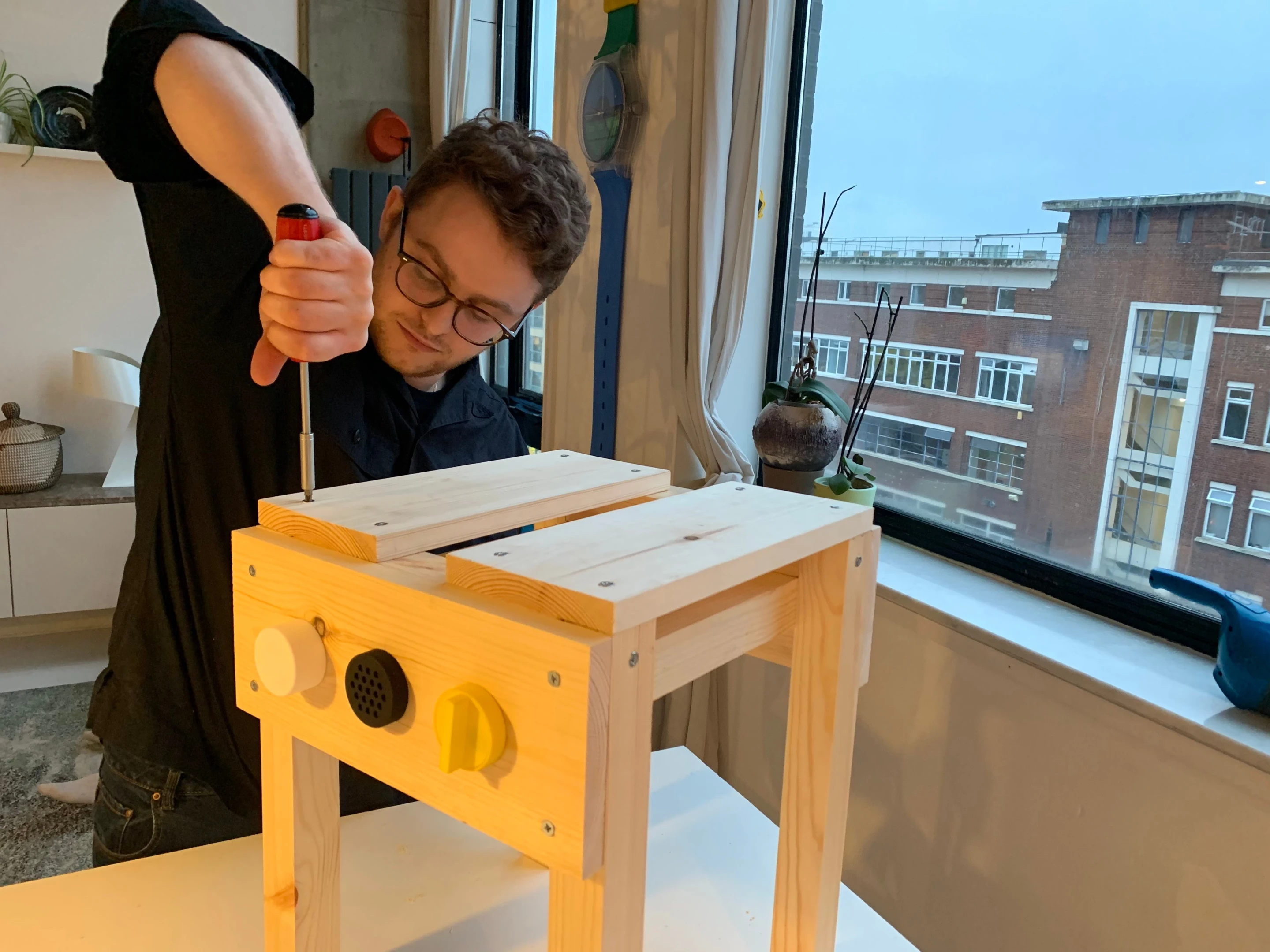 Building Sedia_2 in the workshop: the timber frame clamped and drilled