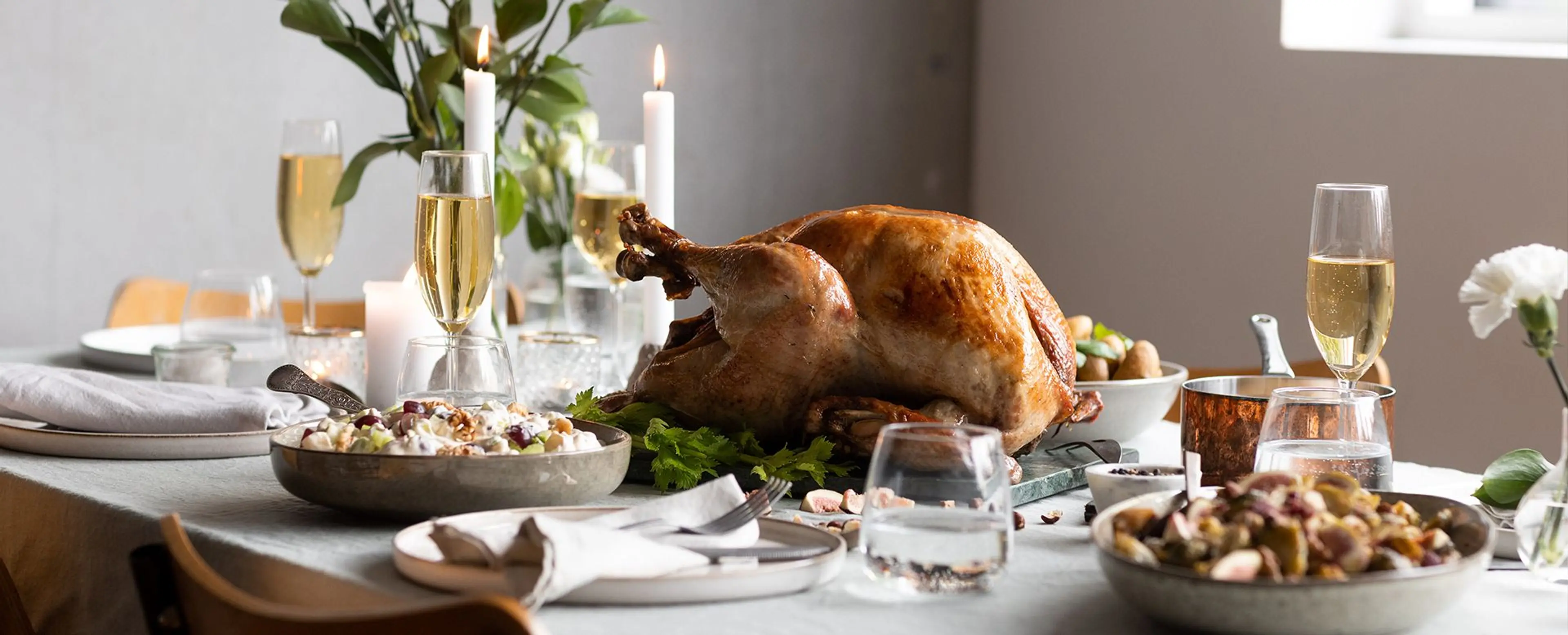 Helstekt kalkun med stuffing, mandelpoteter og hjemmelaget saus på kraft 