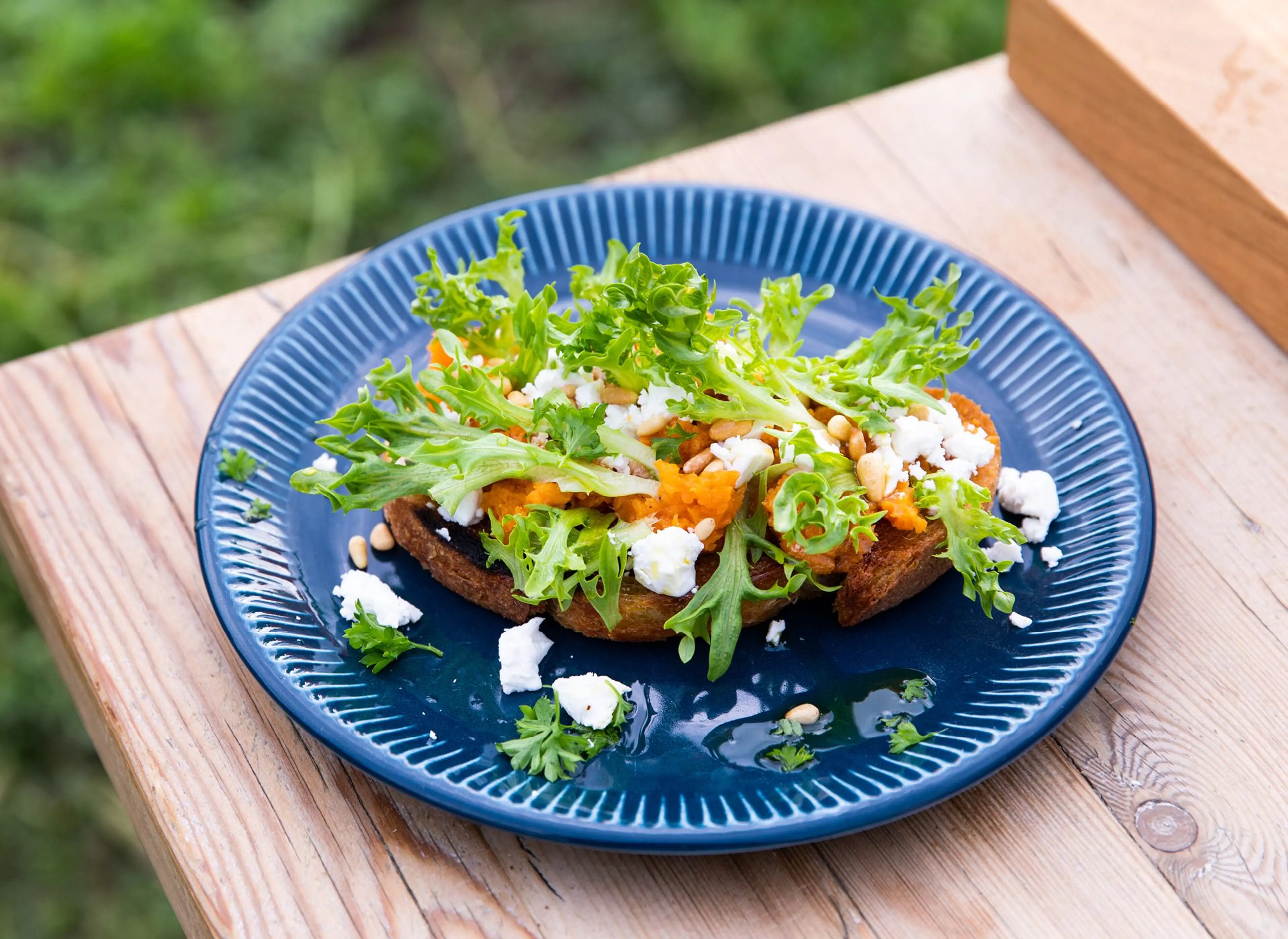 Søtpotettoast med fetaost og pinjekjerner