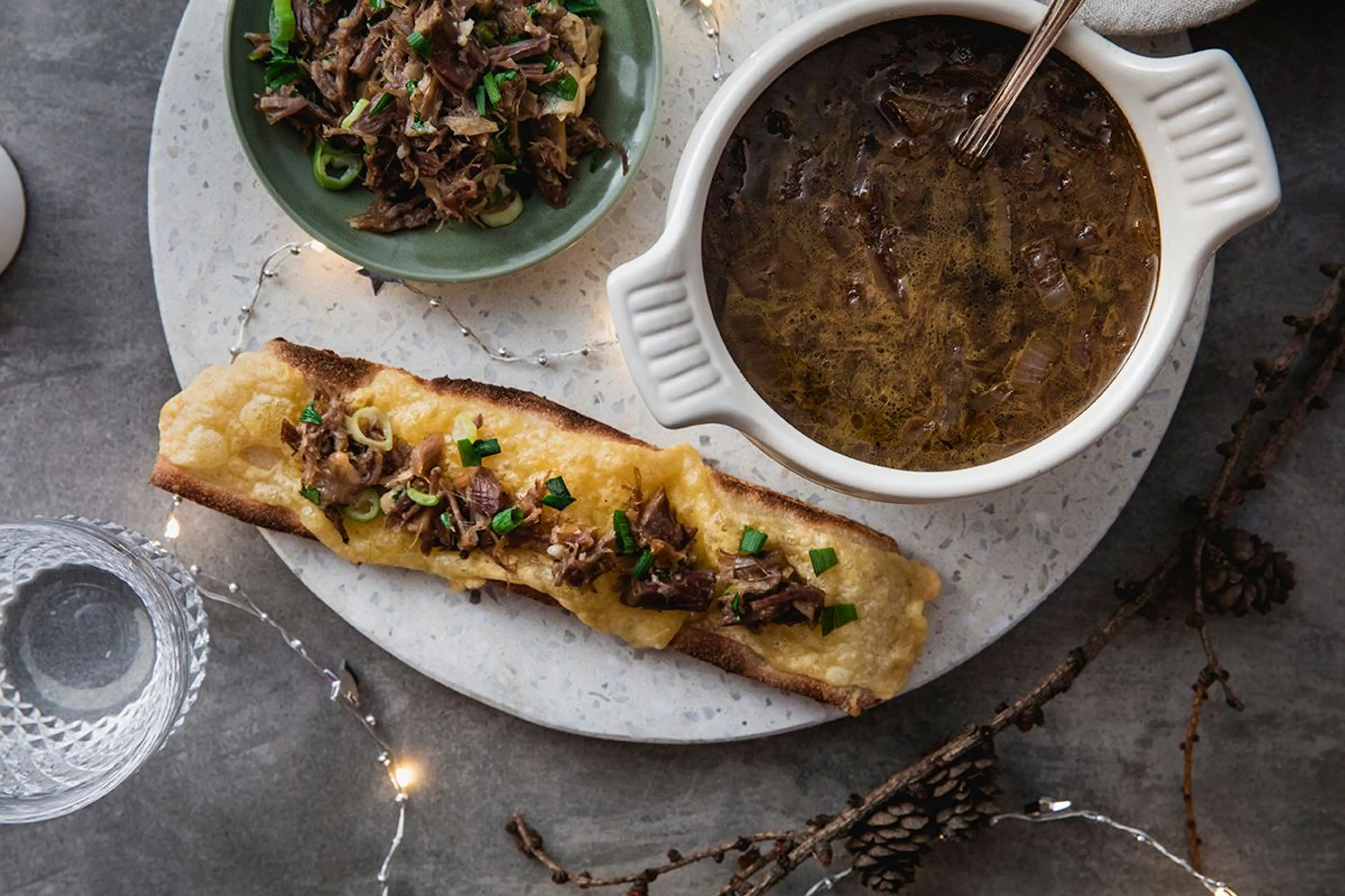 Pinnekjøtt og løksuppe servert med ostegratinert toast 