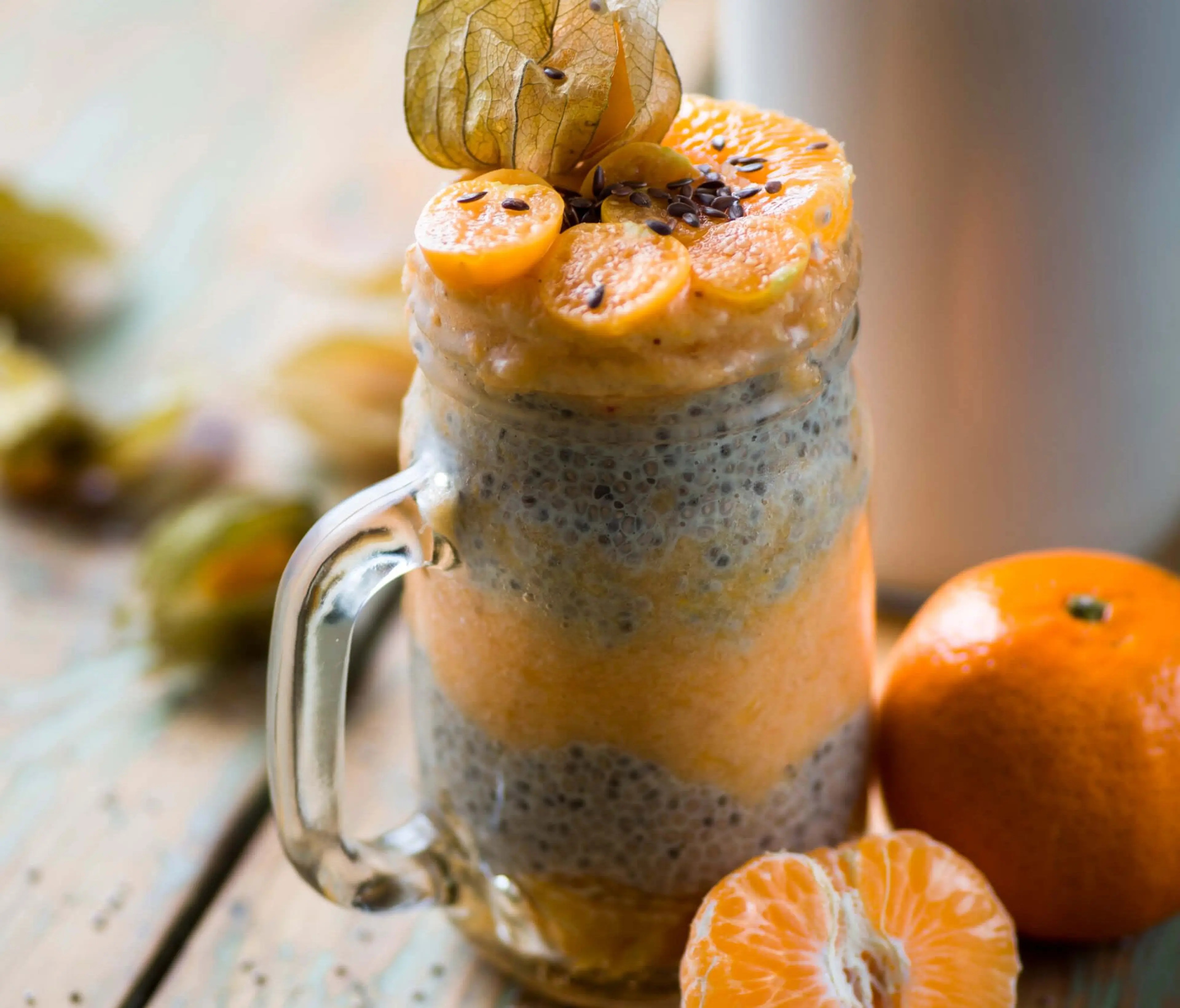 Forfriskende chiapudding med smoothie og physalis