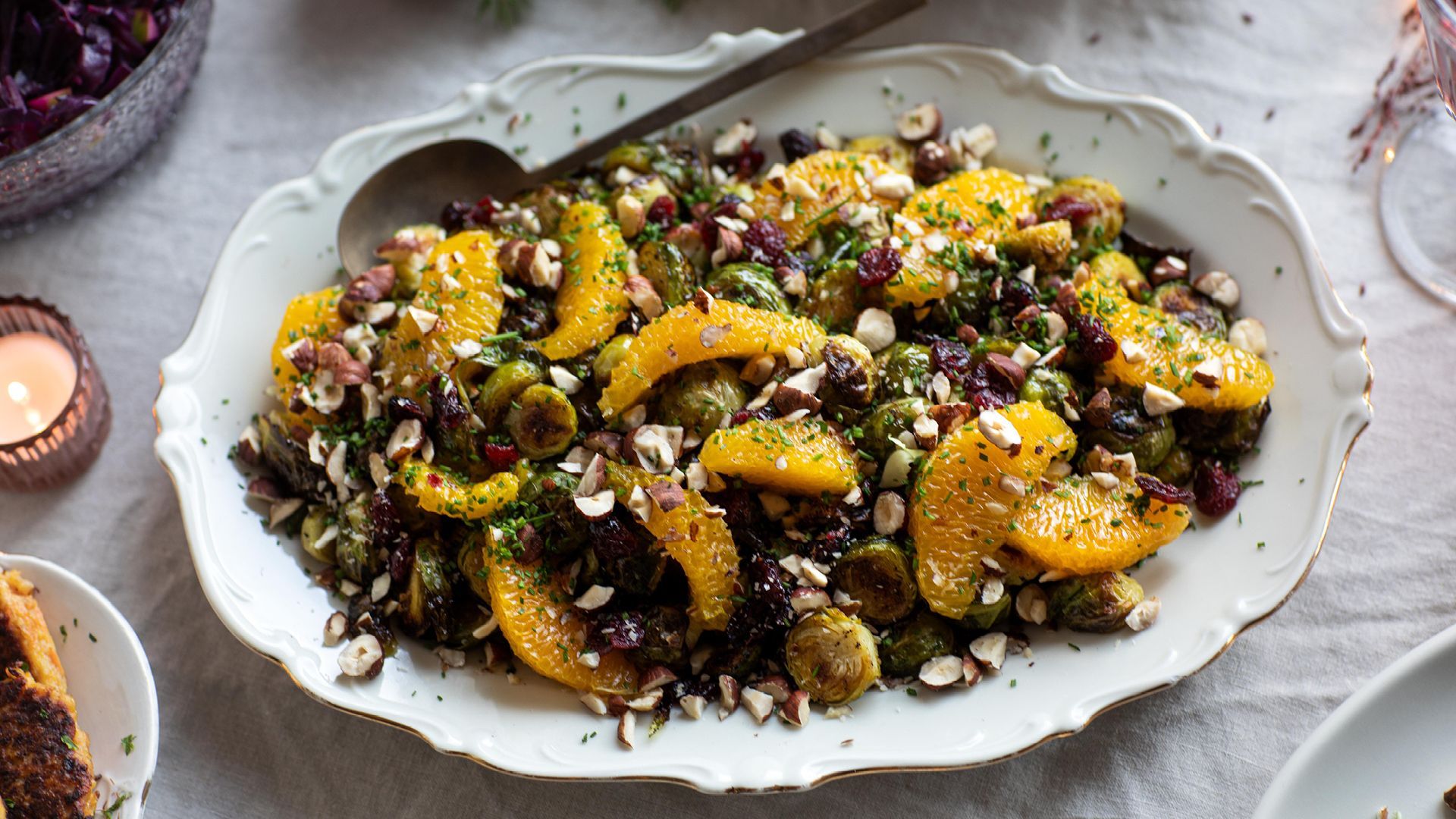 Rosenkålsalat med appelsin, tranebær og hakkede hasselnøtter