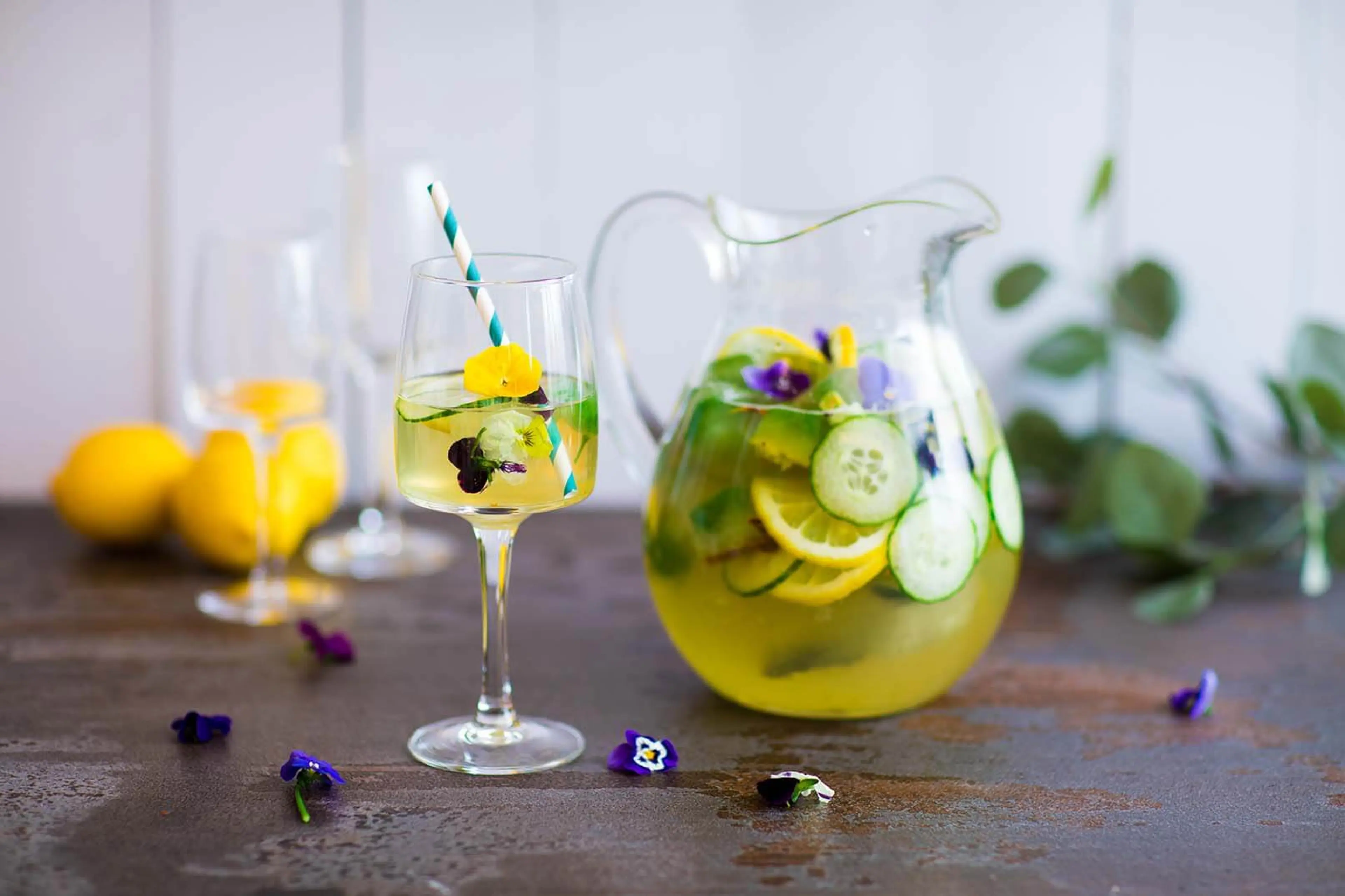 Hylleblomstsaft med agurk- og blomsterisbiter 