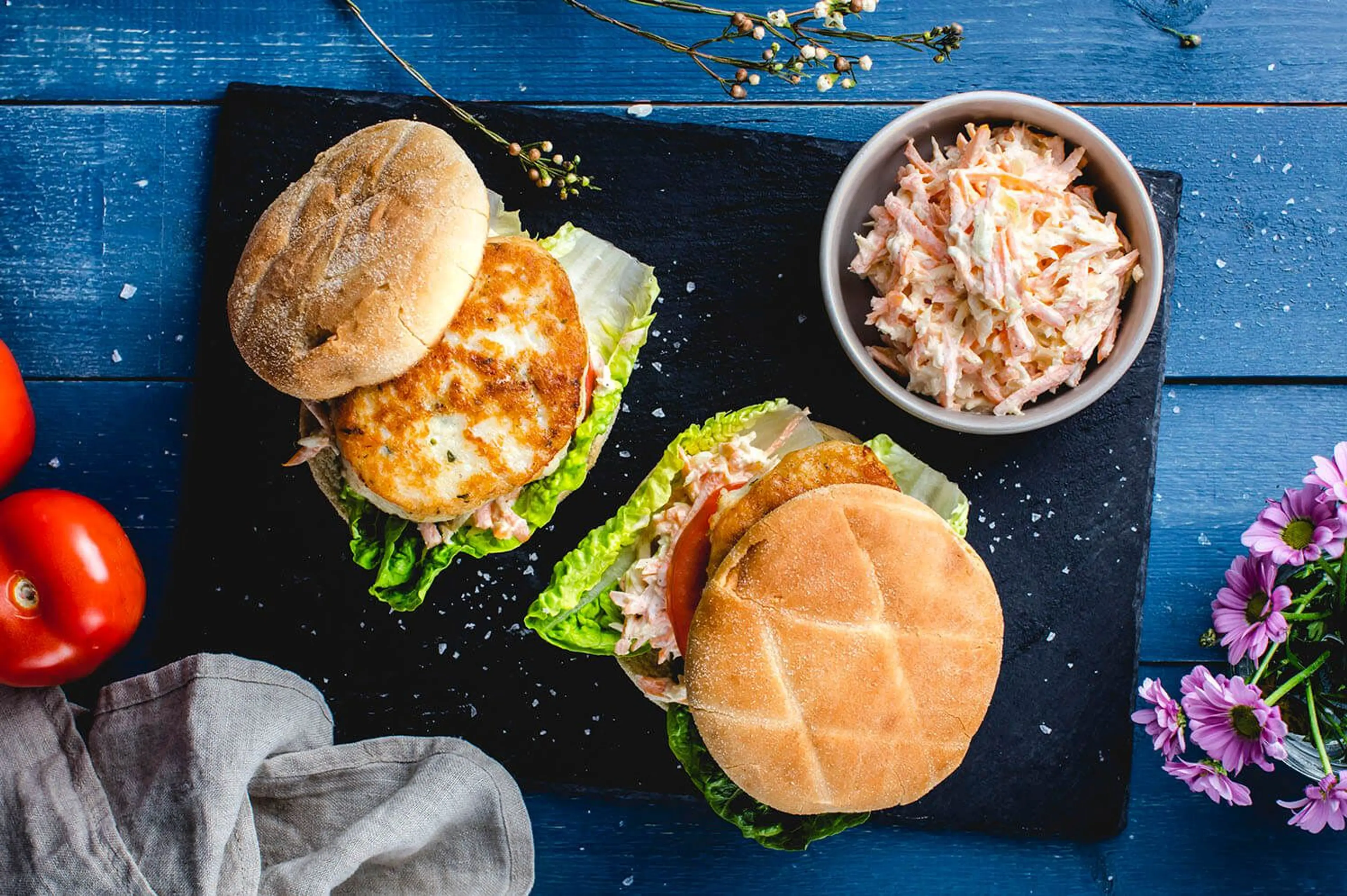 Fiskeburger med coleslaw, salat og tomat