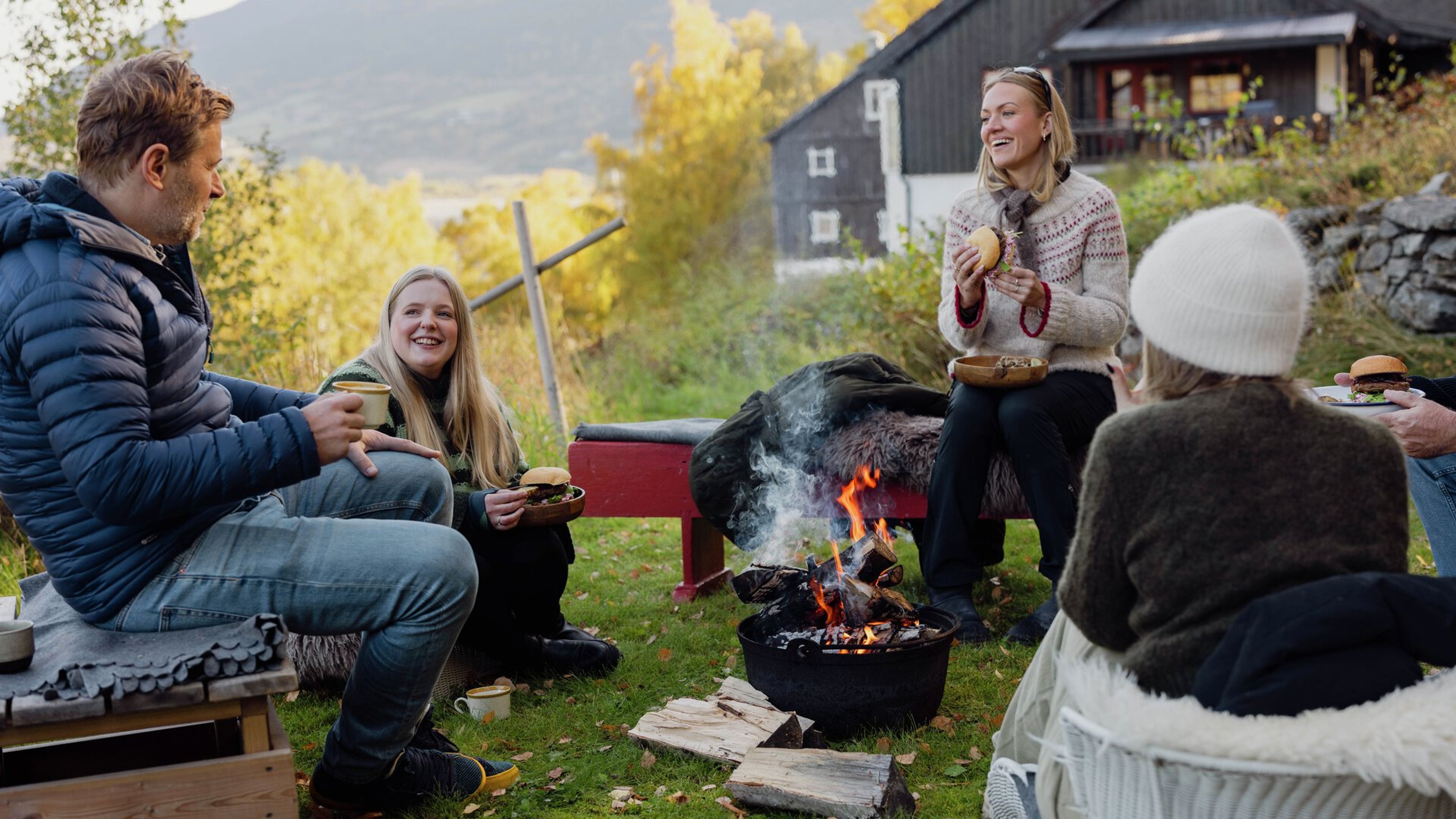 Folk rundt bål