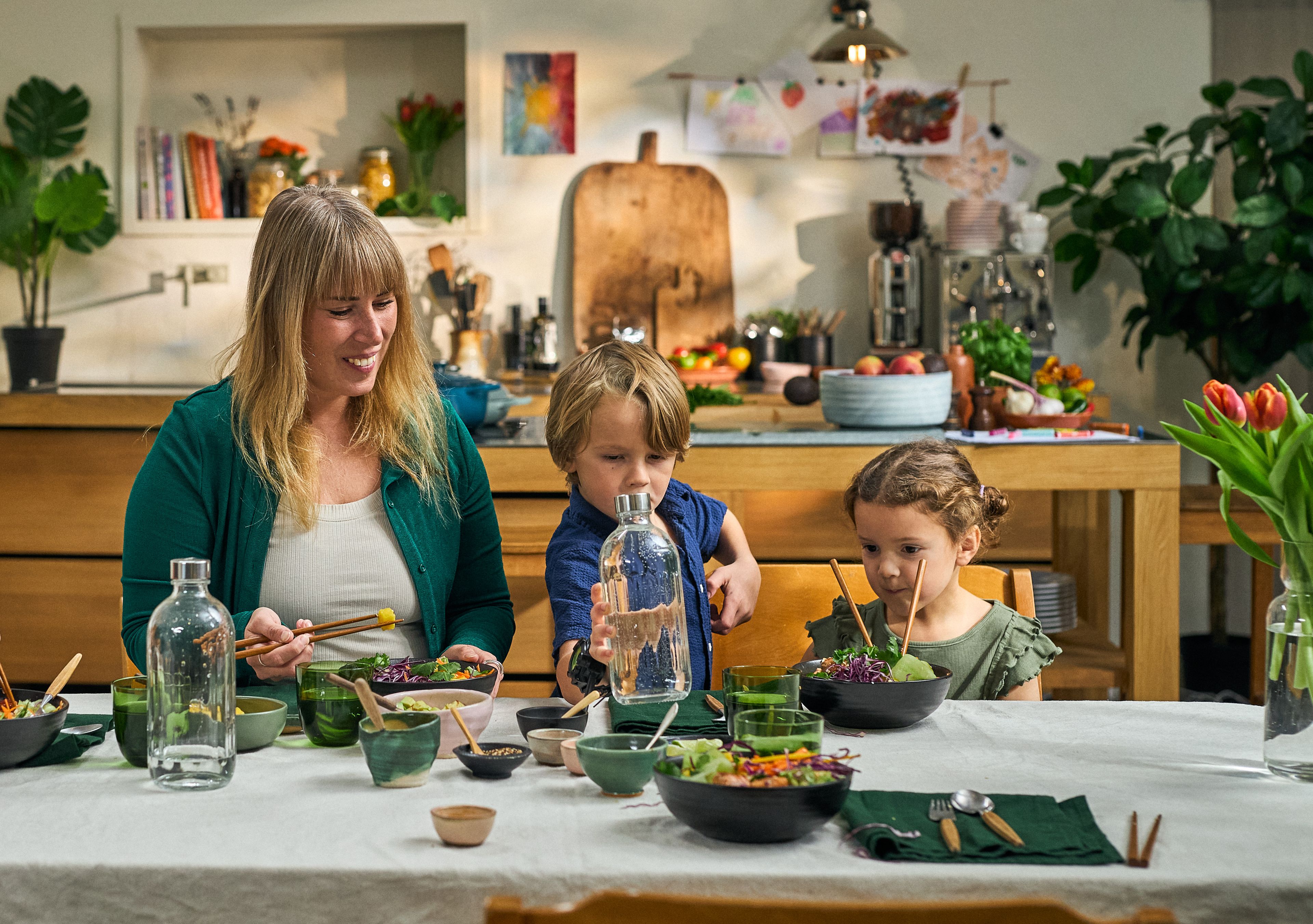 Familie som lager mat sammen