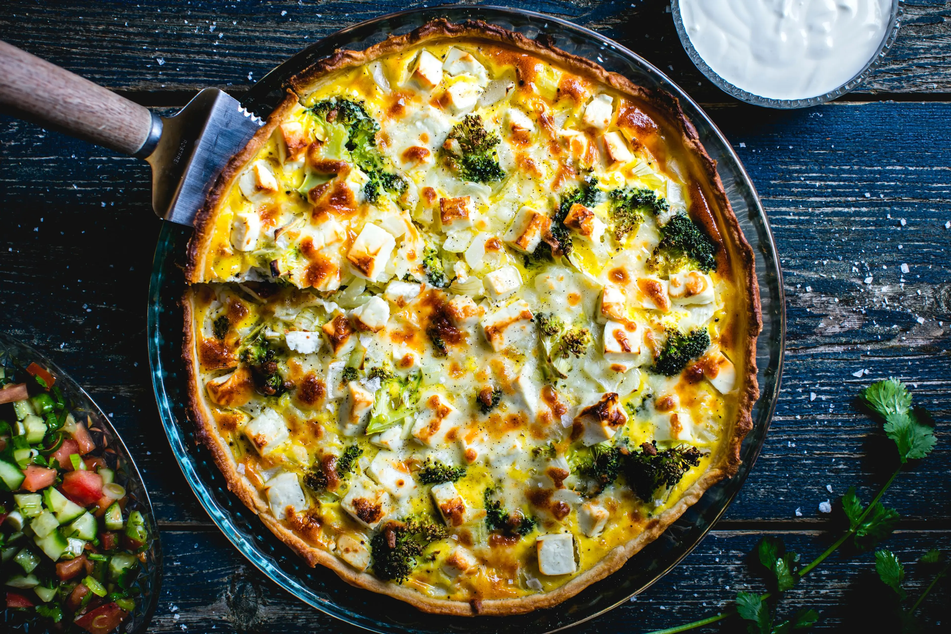 Vegetarpai med brokkoli og fetaost, tomat- og koriandersalat og rømmekolle