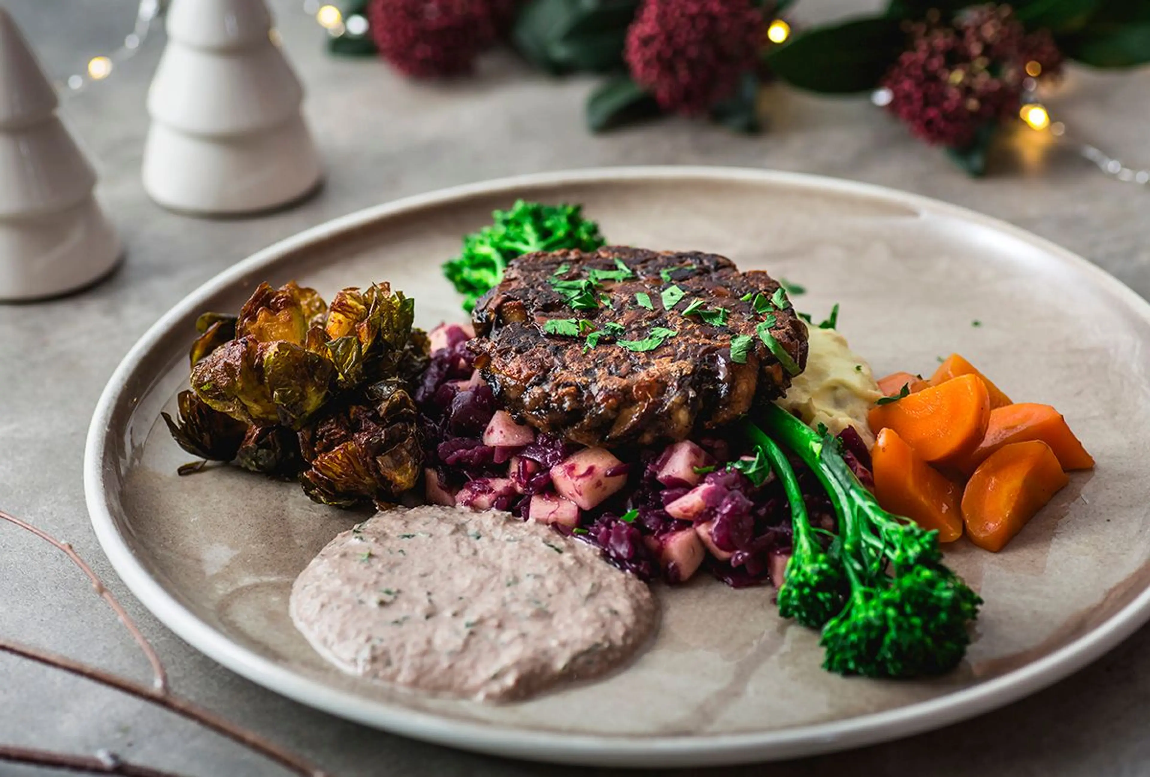  Sopp- og halloumiburger med potetkrem, soppsaus, stekt rosenkål og rødkål med eple 