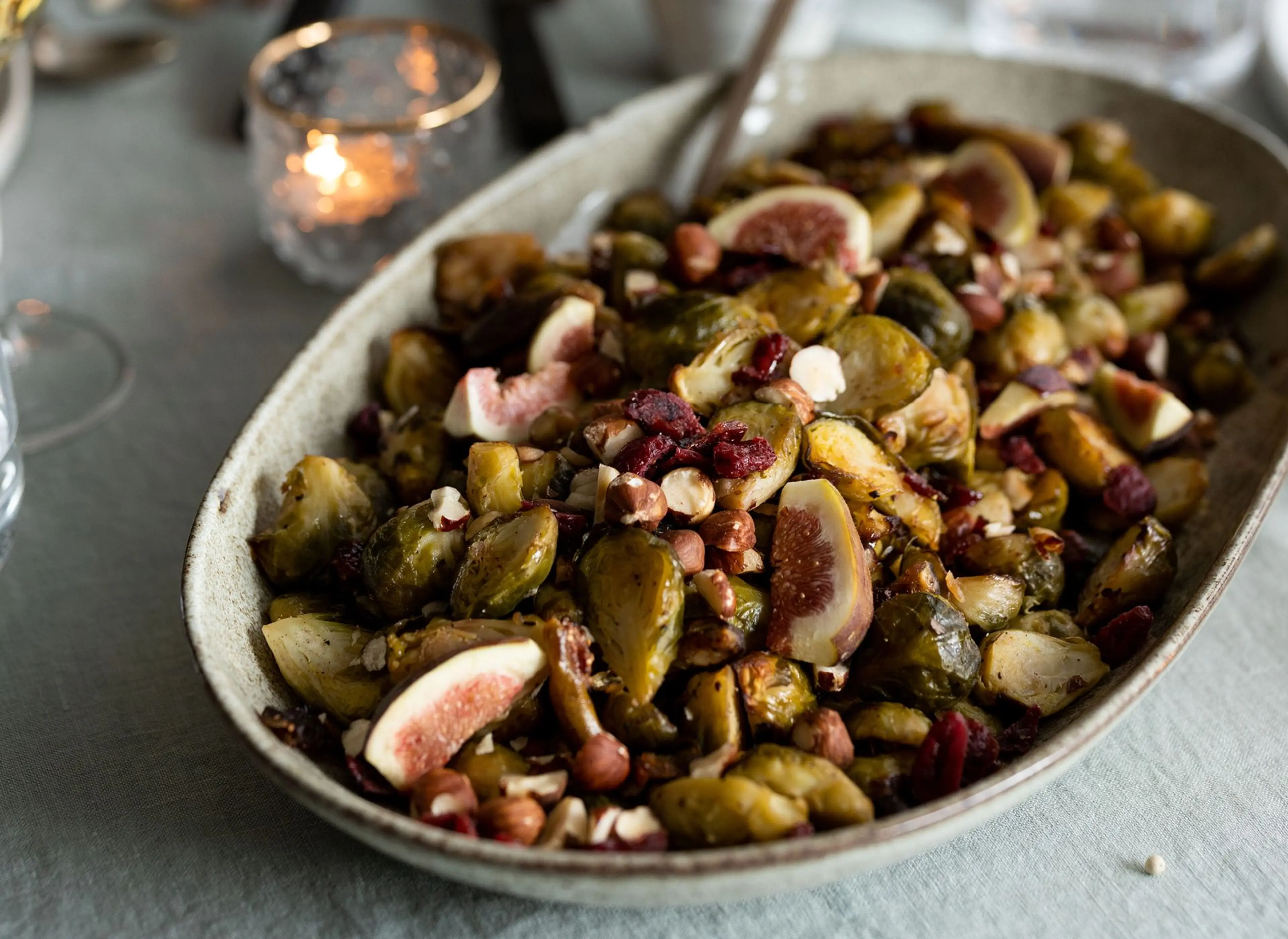 Ovnsbakt rosenkål med hasselnøtter, tranebær og fiken