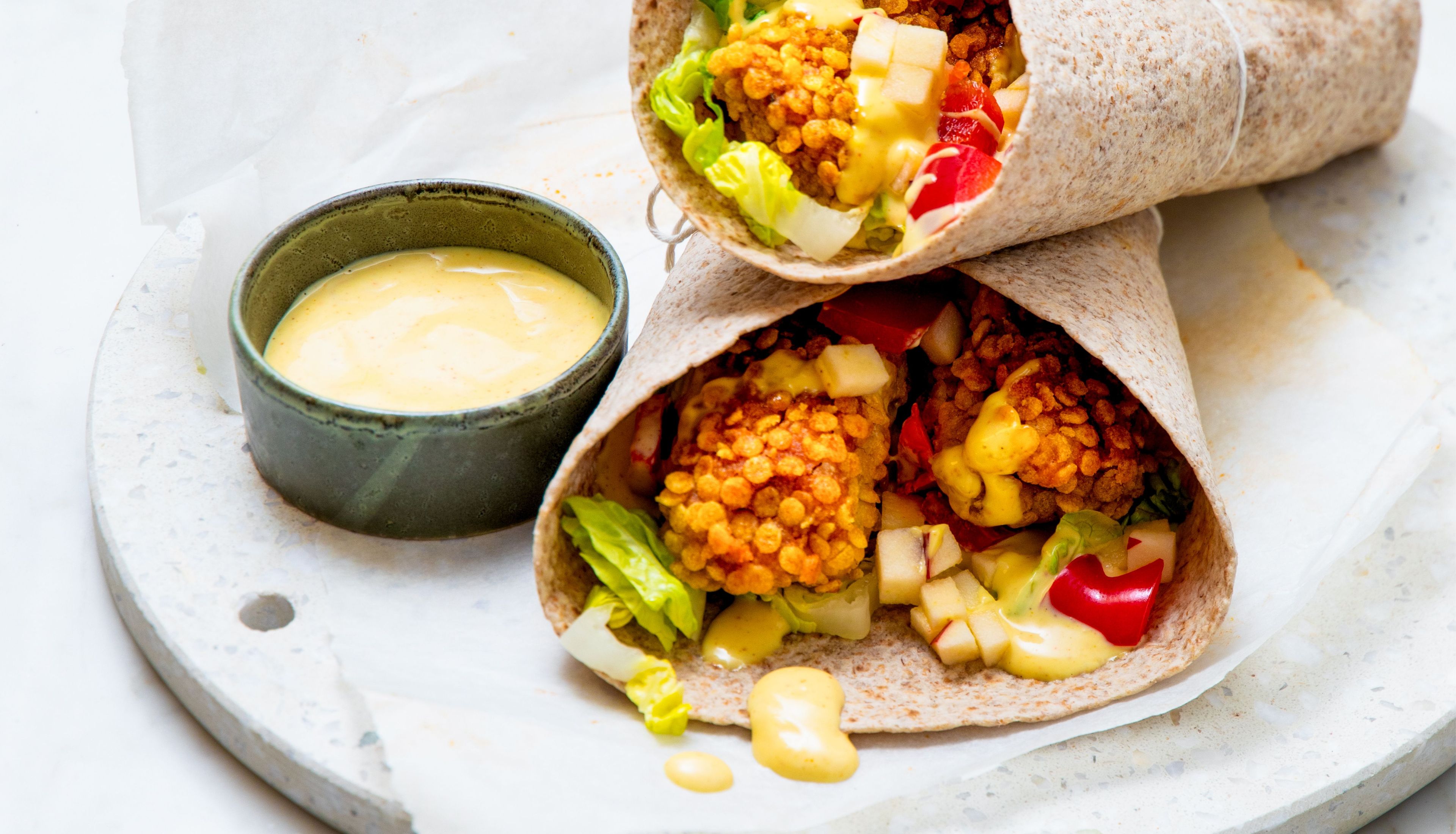 Wraps med tempurapanert sei, friske grønnsaker og curry- og mangodressing