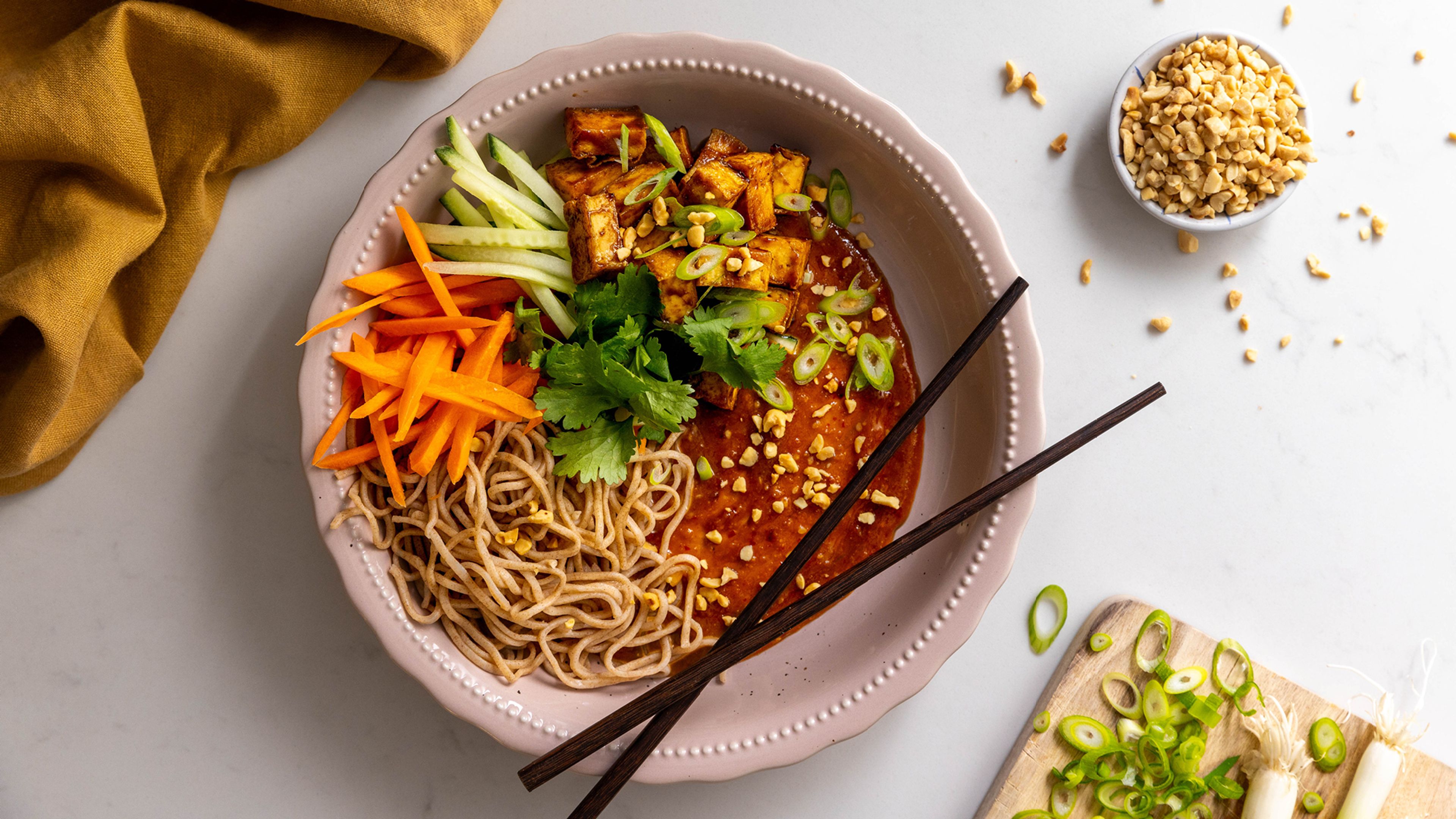 Tofu med peanøttsaus