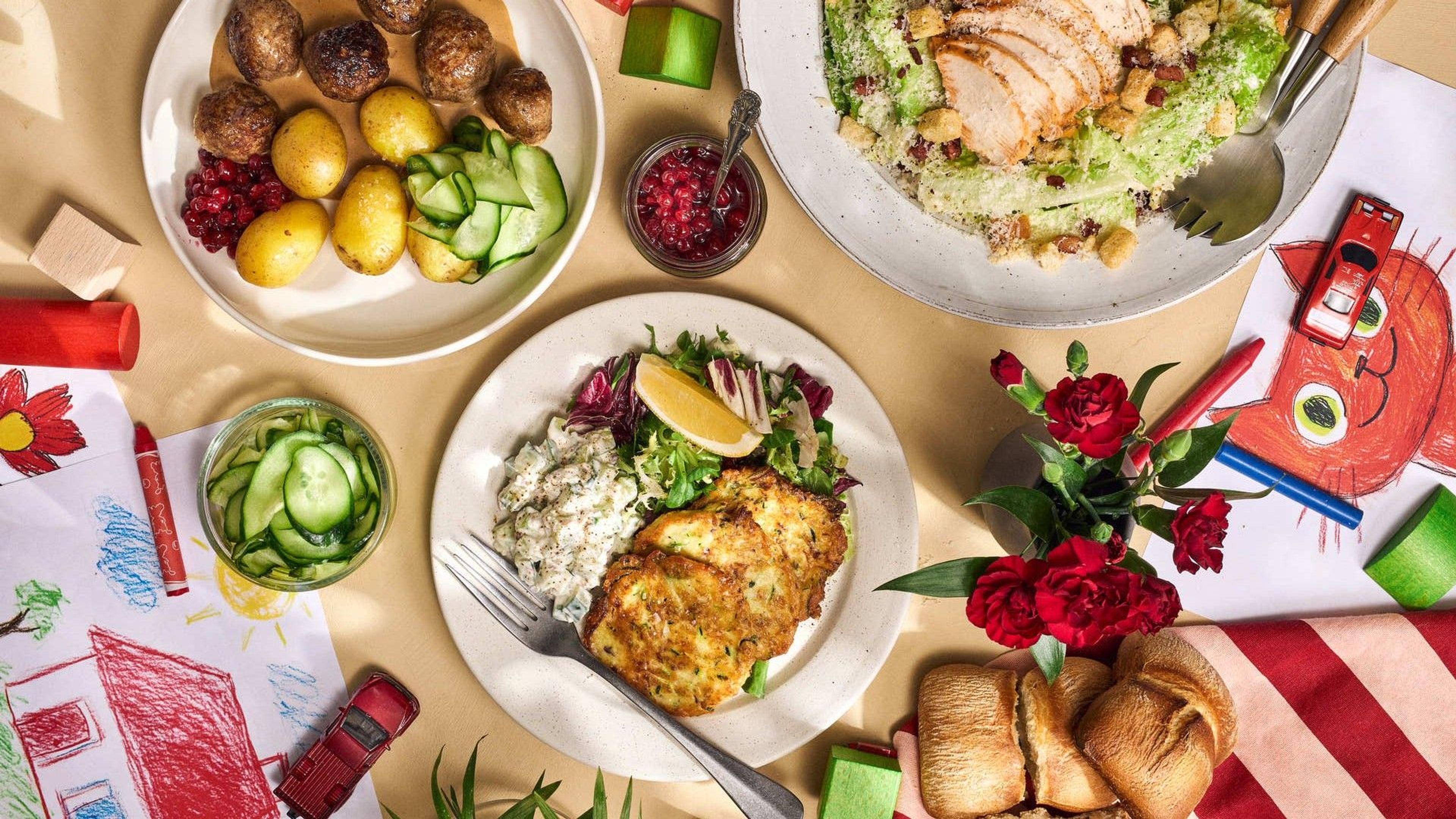Herkullinen ateriakokonaisuus: kalaa, perunoita, salaattia ja leipää.