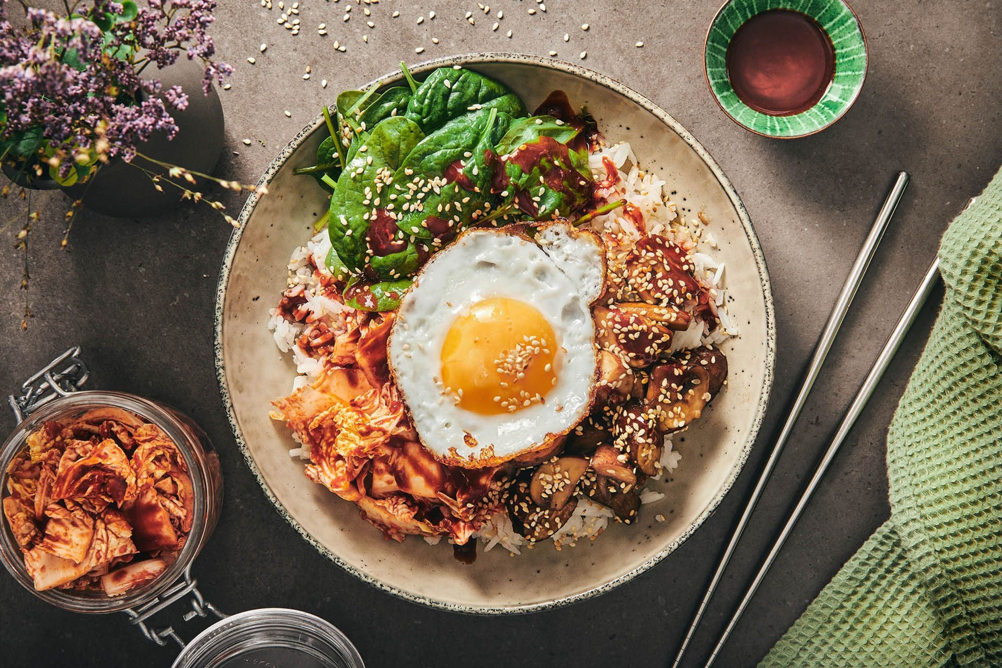 Bibimbap med kimchi som tillbehör