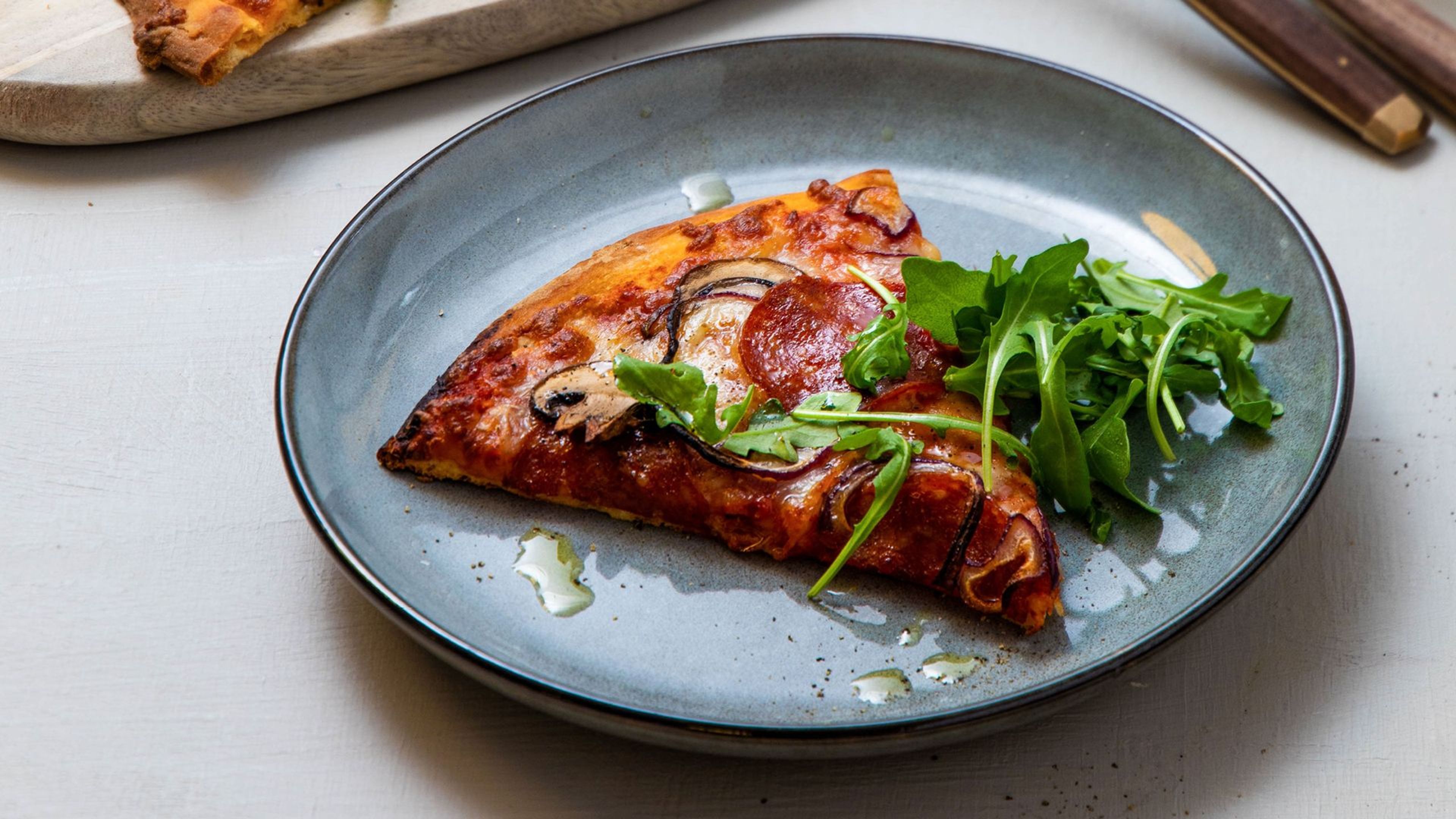 Pepperonipizza med aromasopp, rødløk og ruccolasalat