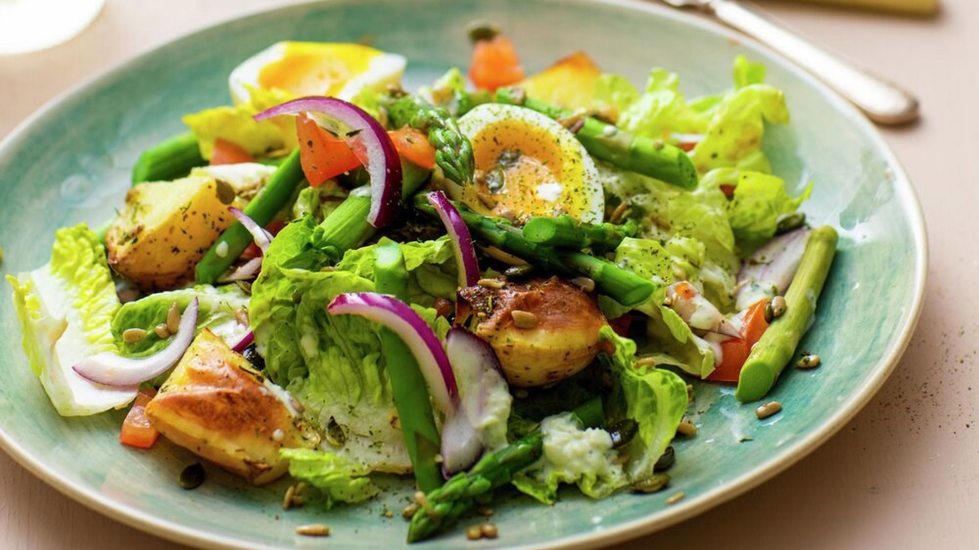 Aspargessalat med smilende egg