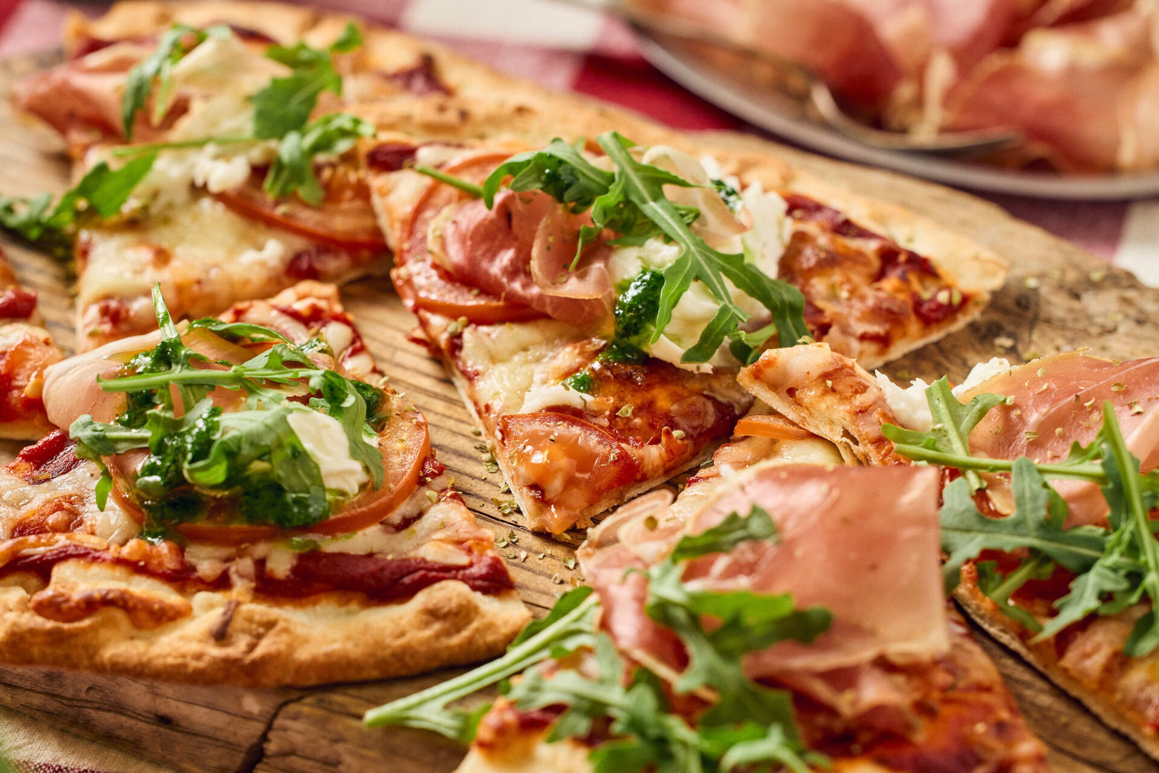Italiensk pizza med prosciutto, mozzarella og ruccola