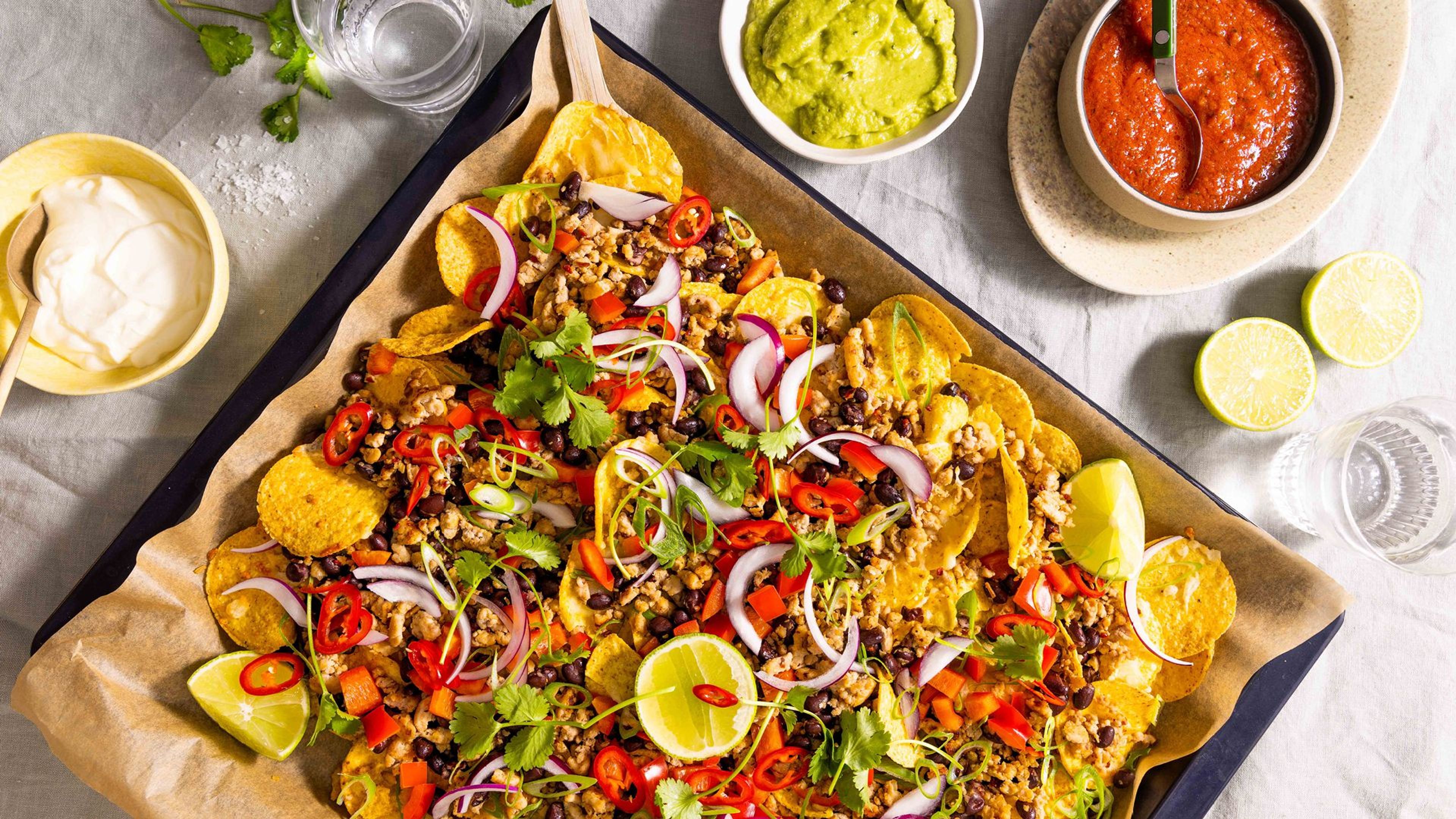 Nachos med kylling, salsa, guacamole og rømme