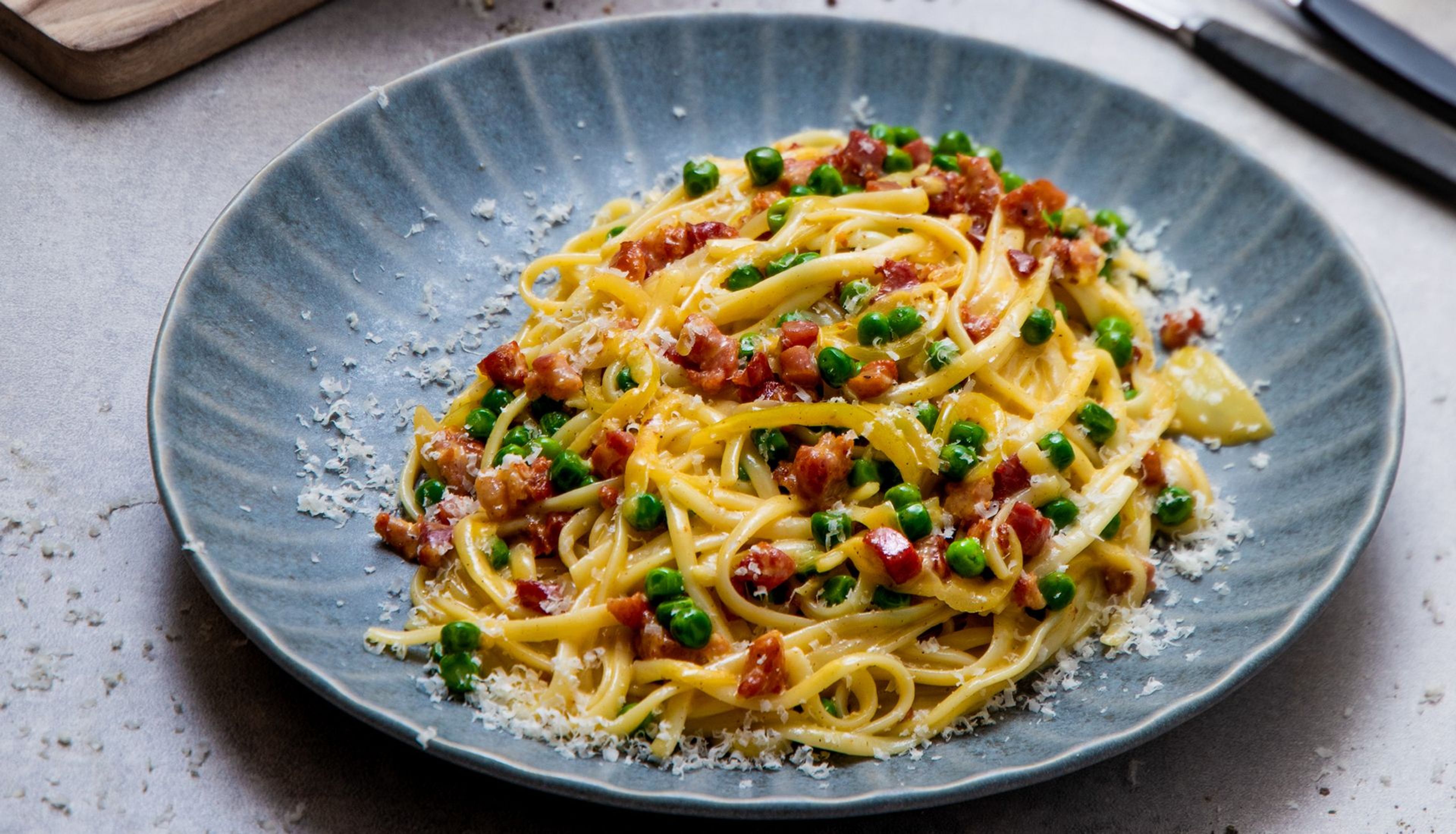 Pasta carbonara med bacon og grønne erter