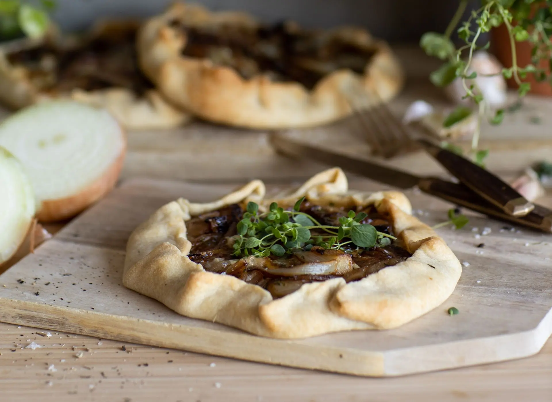 Små løkpaier med friske urter