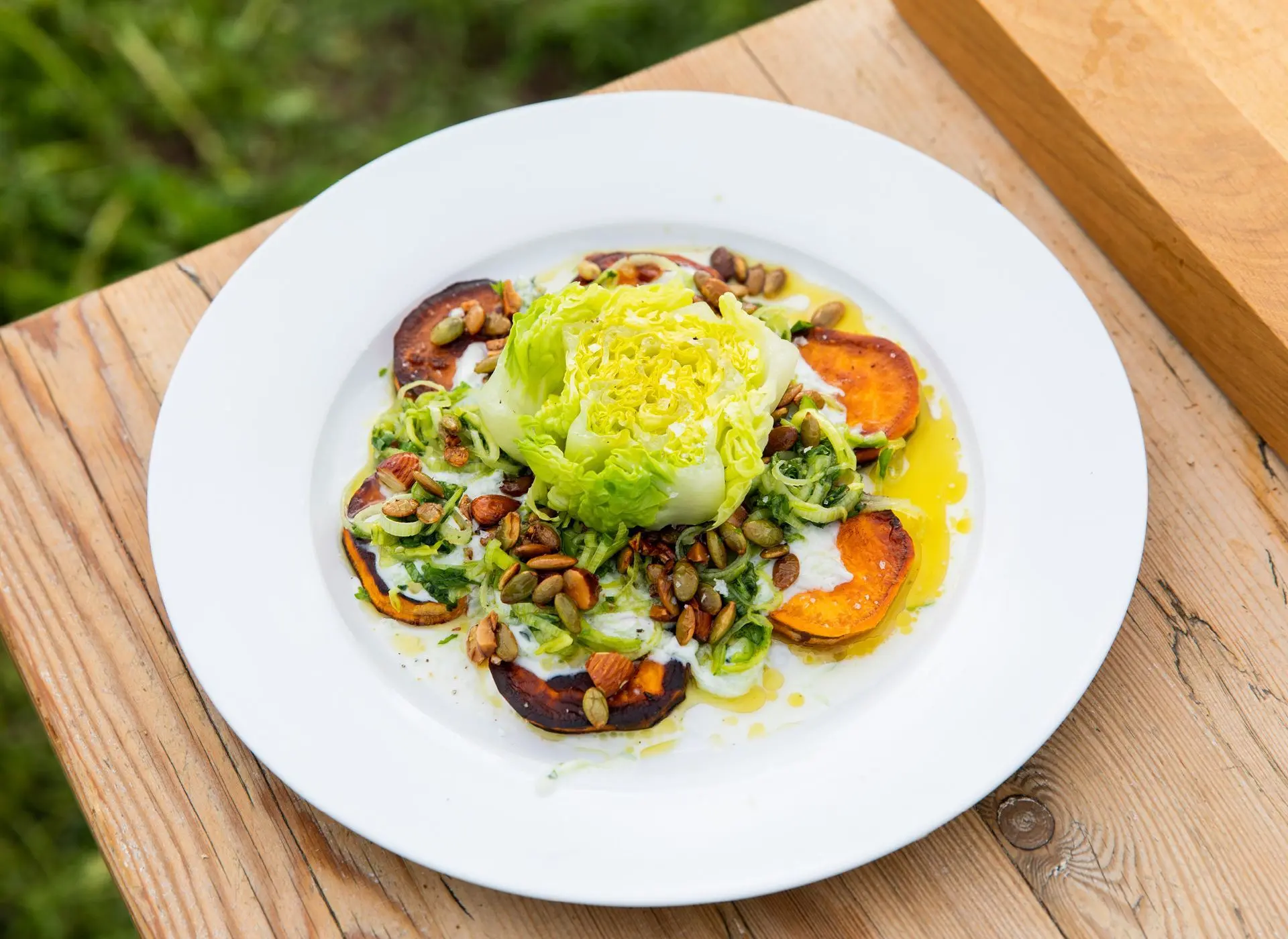 Stekt søtpotet med romanosalat