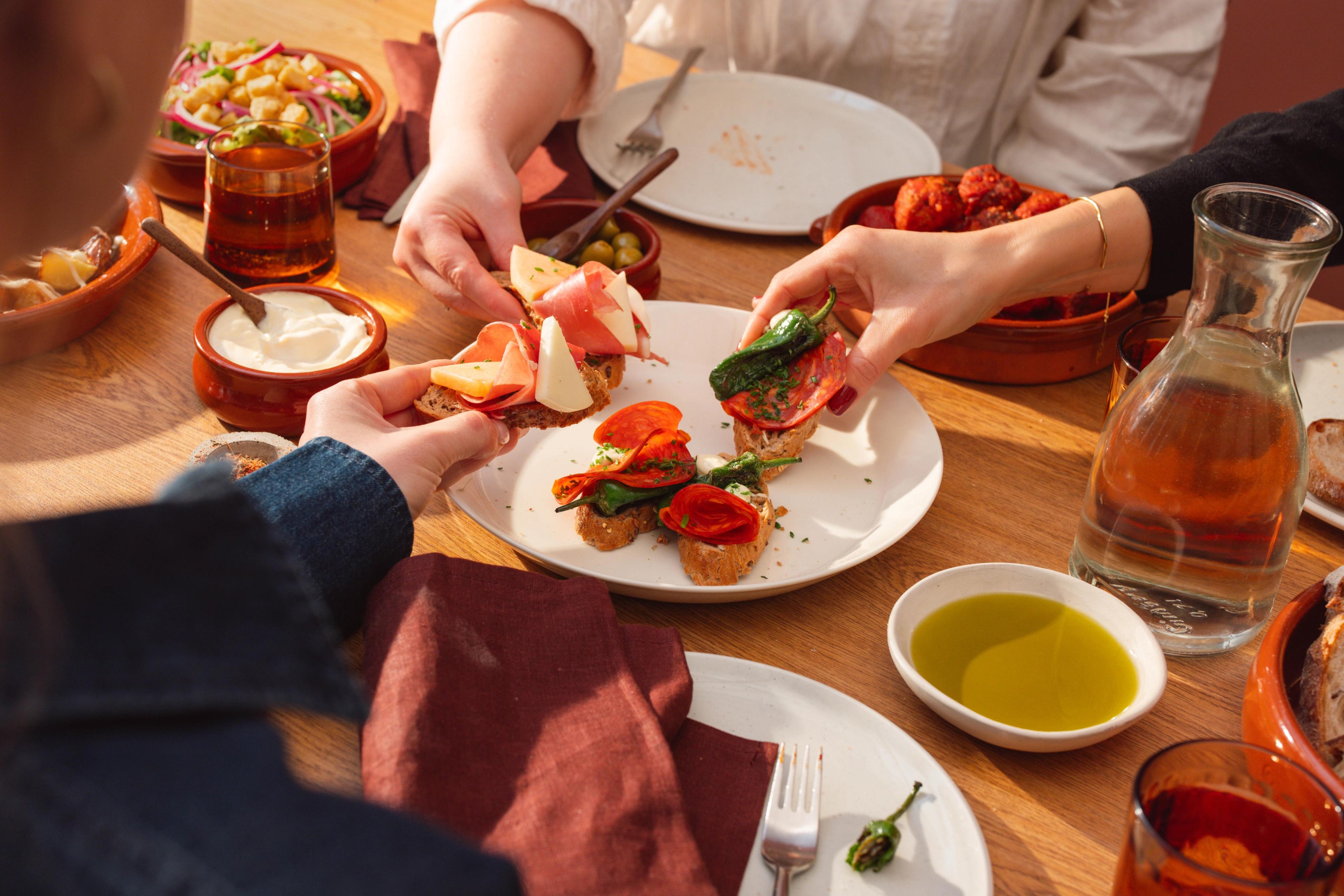 Bord med plukkmat på fat og i skåler