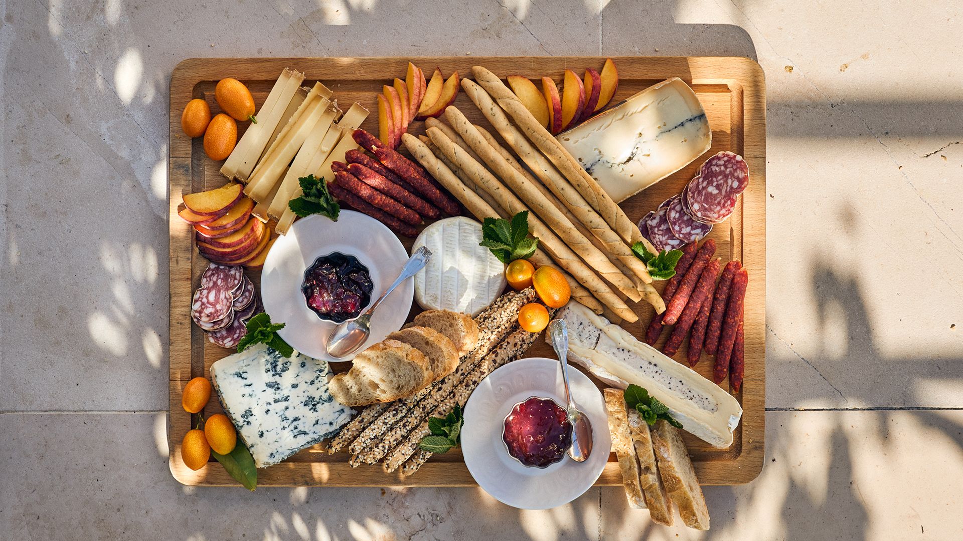 Ostebrett med syltetøy og grissini