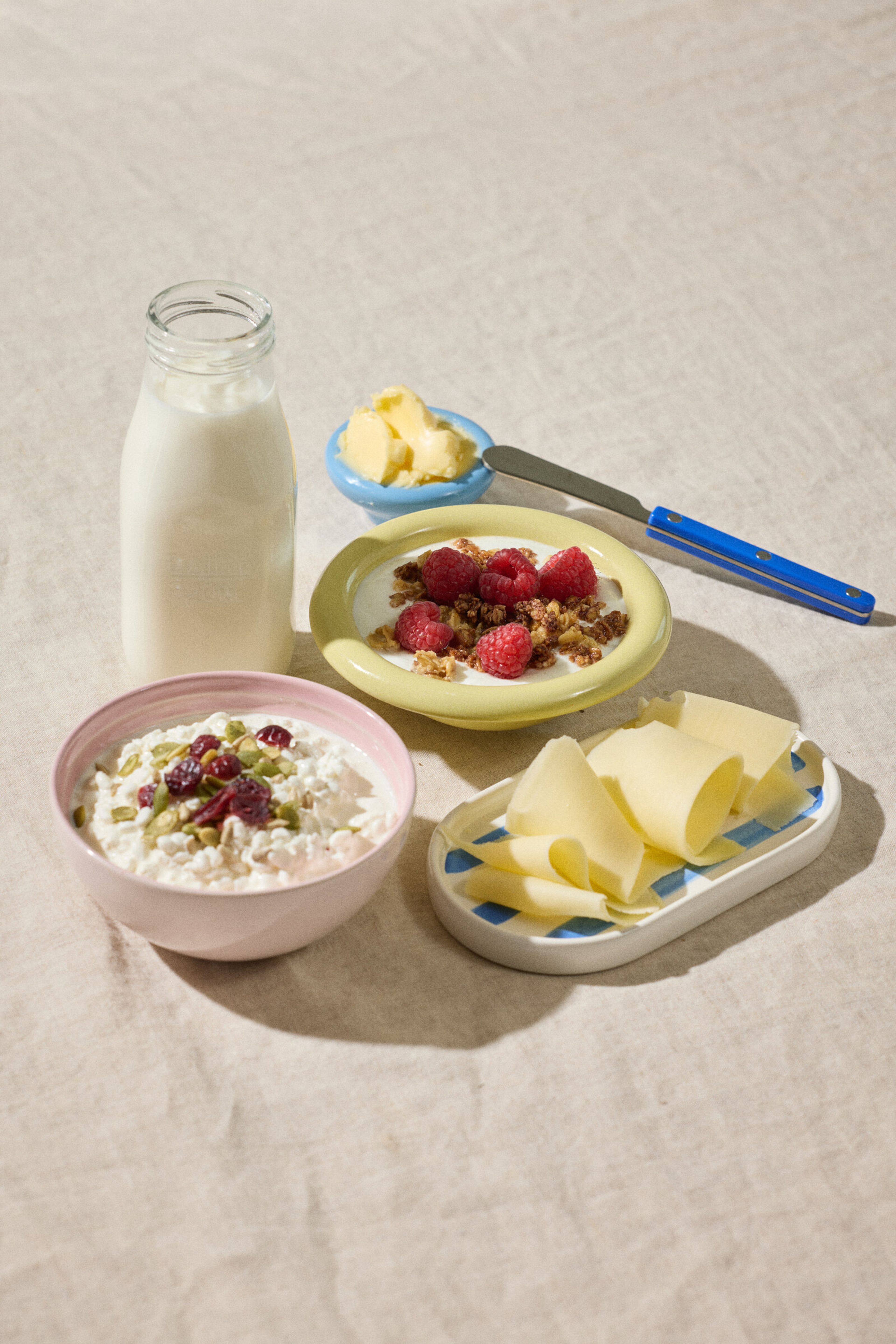 Yoghurt med bær, havregryn, osteskiver og melk.