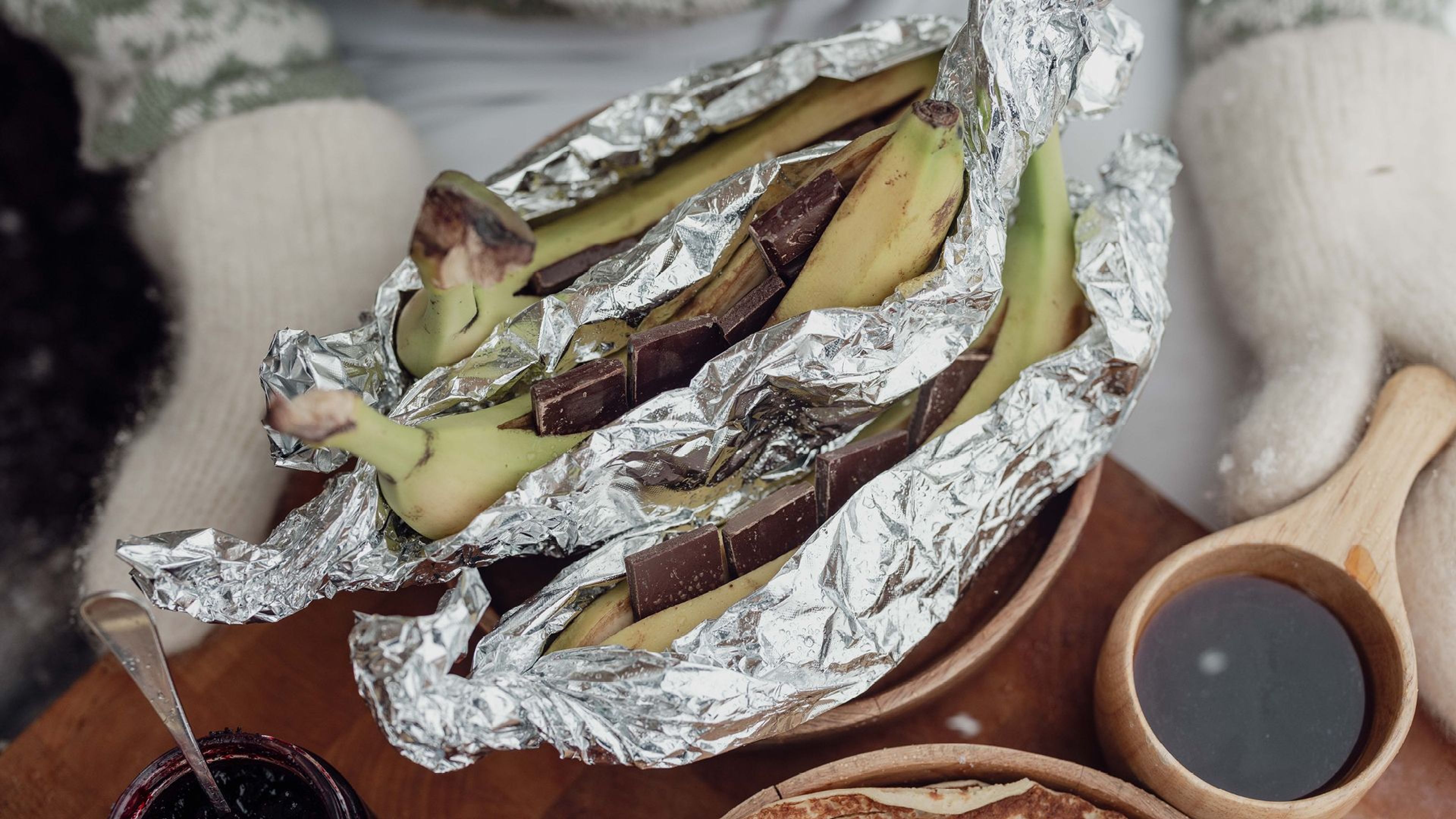 Bananer i aluminiumsfolie med smeltet sjokolade inni