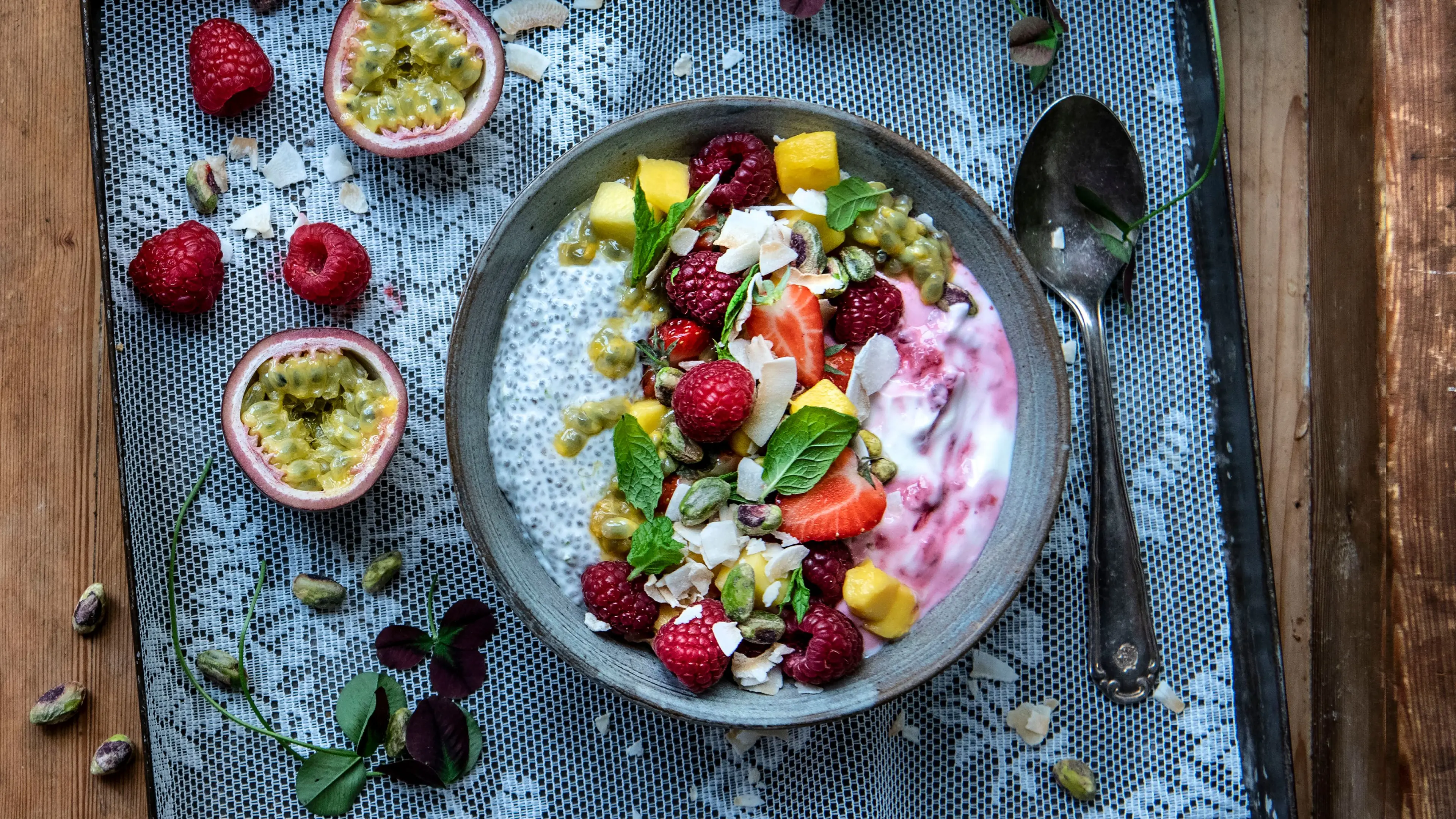 Chiabowl med färska hallon & pistagenötter