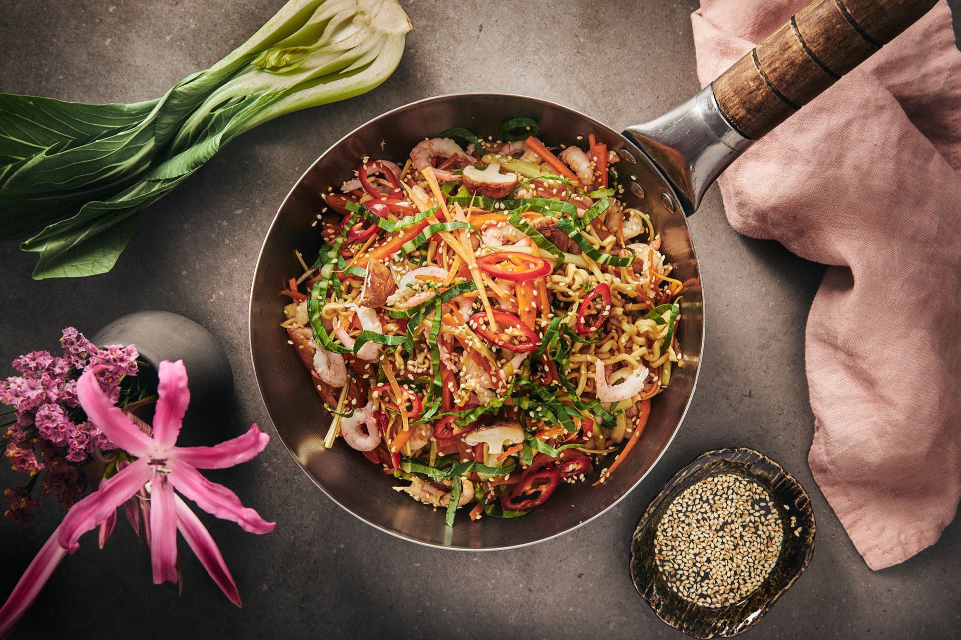 Japchae med äggnudlar, paprika, purjolök, pak choy, morot och shiitakesvamp.