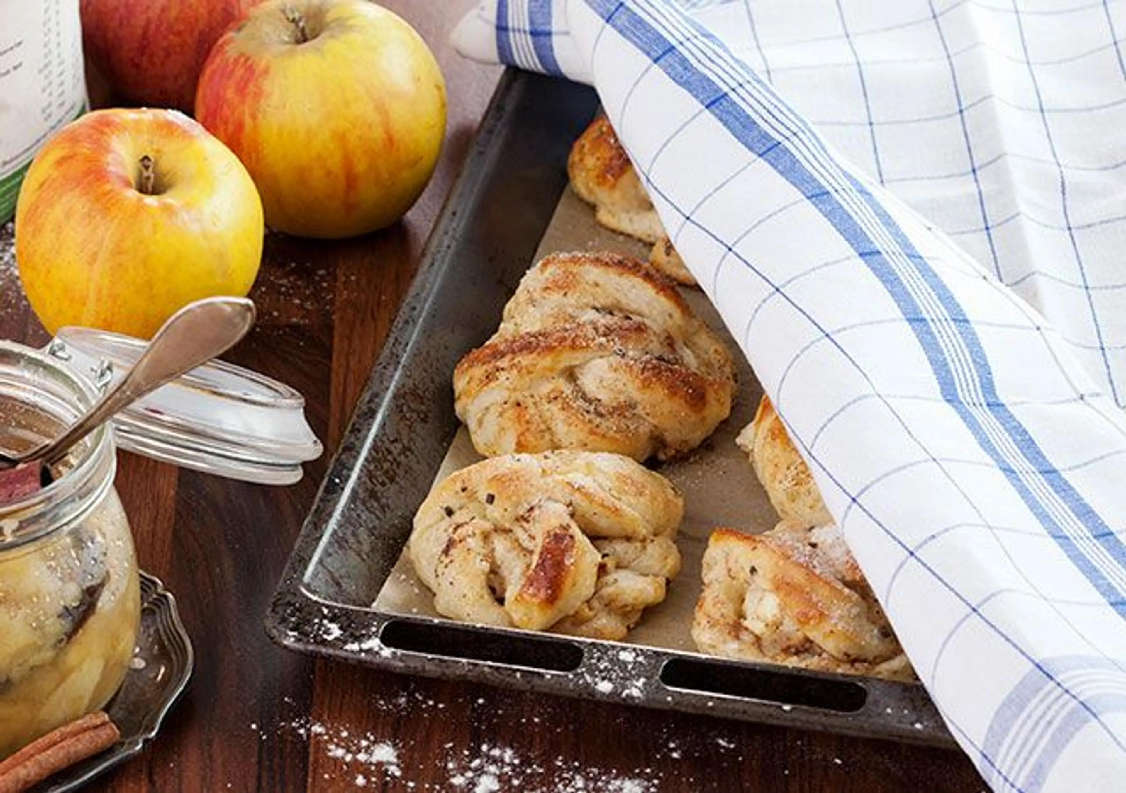 Äppelbullar med färskost och kardemummaströssel