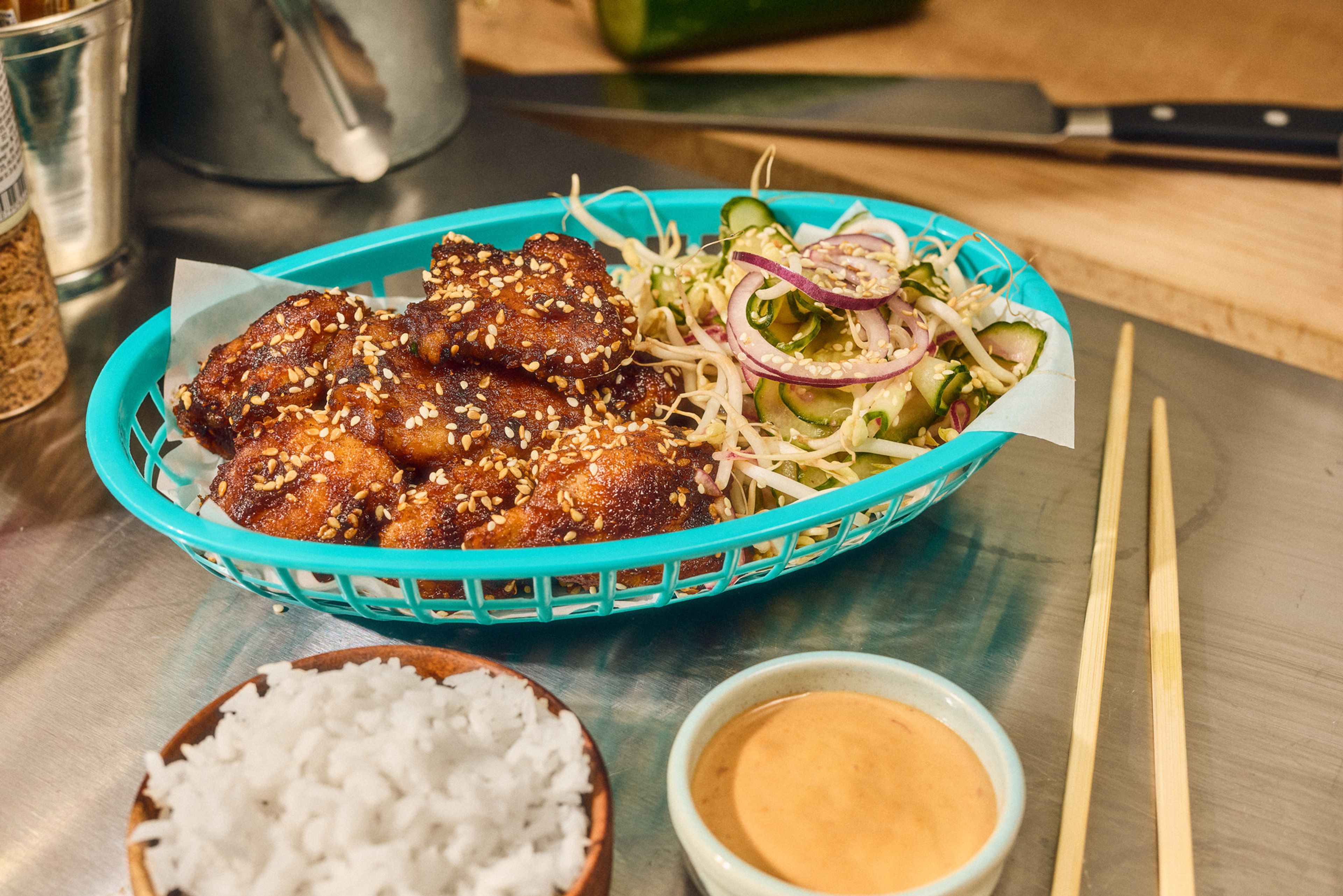 Korean chicken med ris och chilimajonnäs i skålar vid sidan om