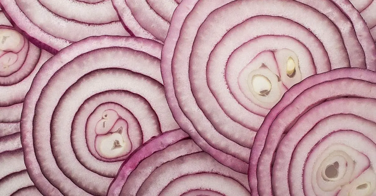 Hur förvarar man lök på bästa sätt?