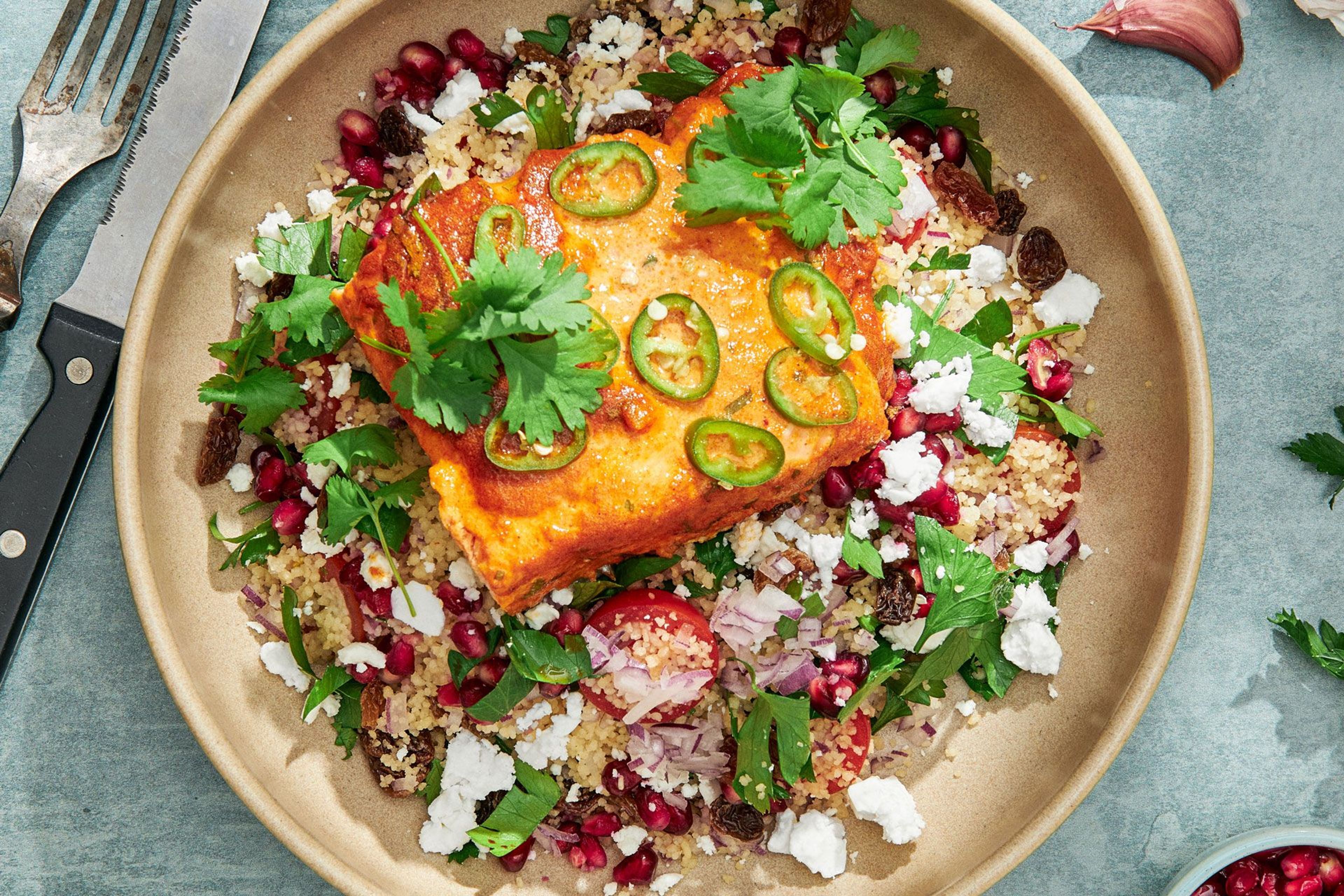 Lax och couscous av fullkorn på en tallrik