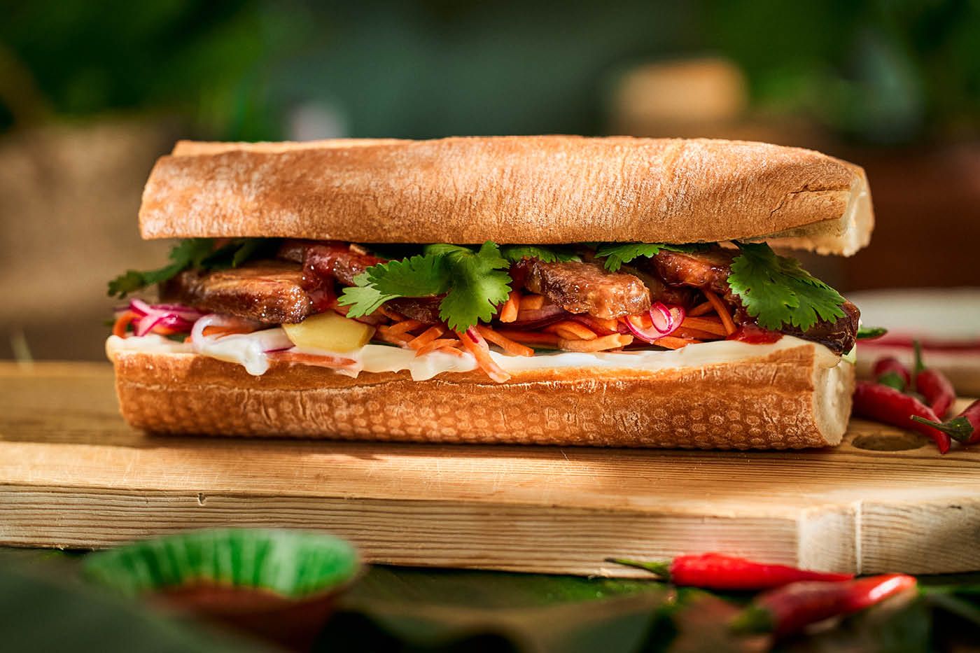 Bánh mì - vietnamesisk baguette med soja- och ingefärsstekt fläsk, picklade grönsaker och koriander